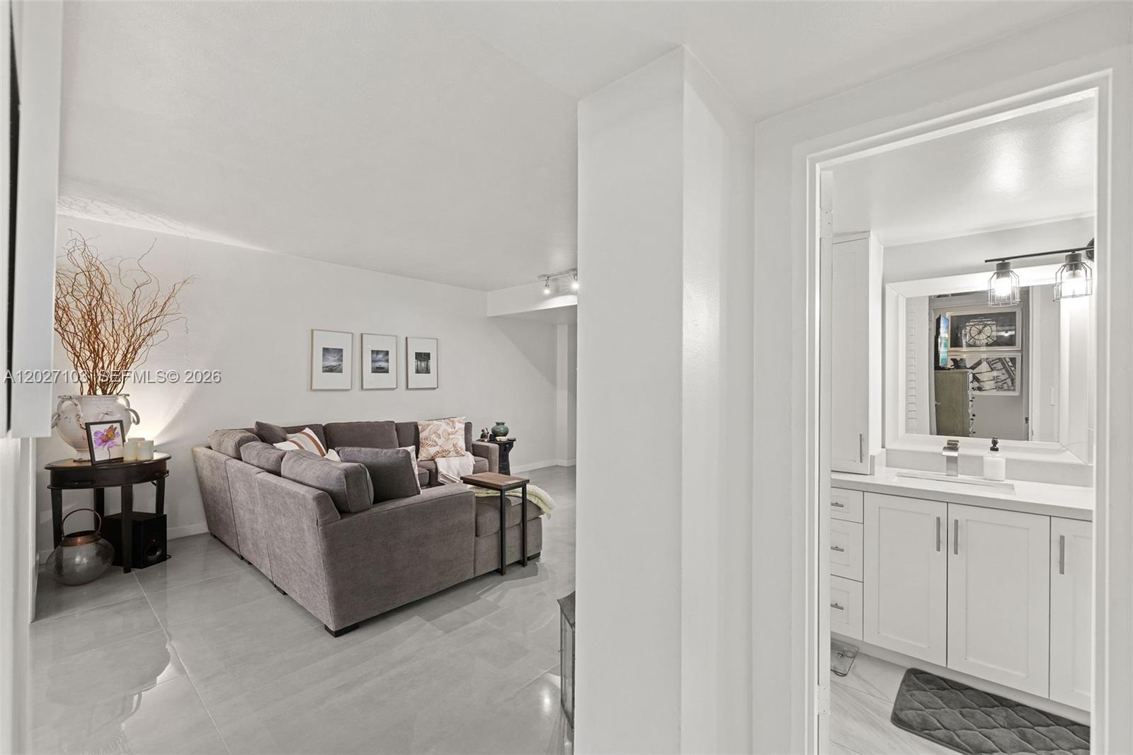 5001 Collins Ave #1E Miami Beach, FL 33140