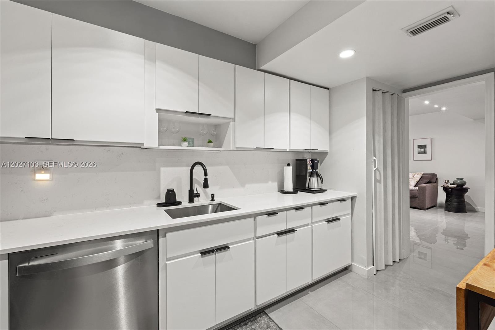 5001 Collins Ave #1E Miami Beach, FL 33140
