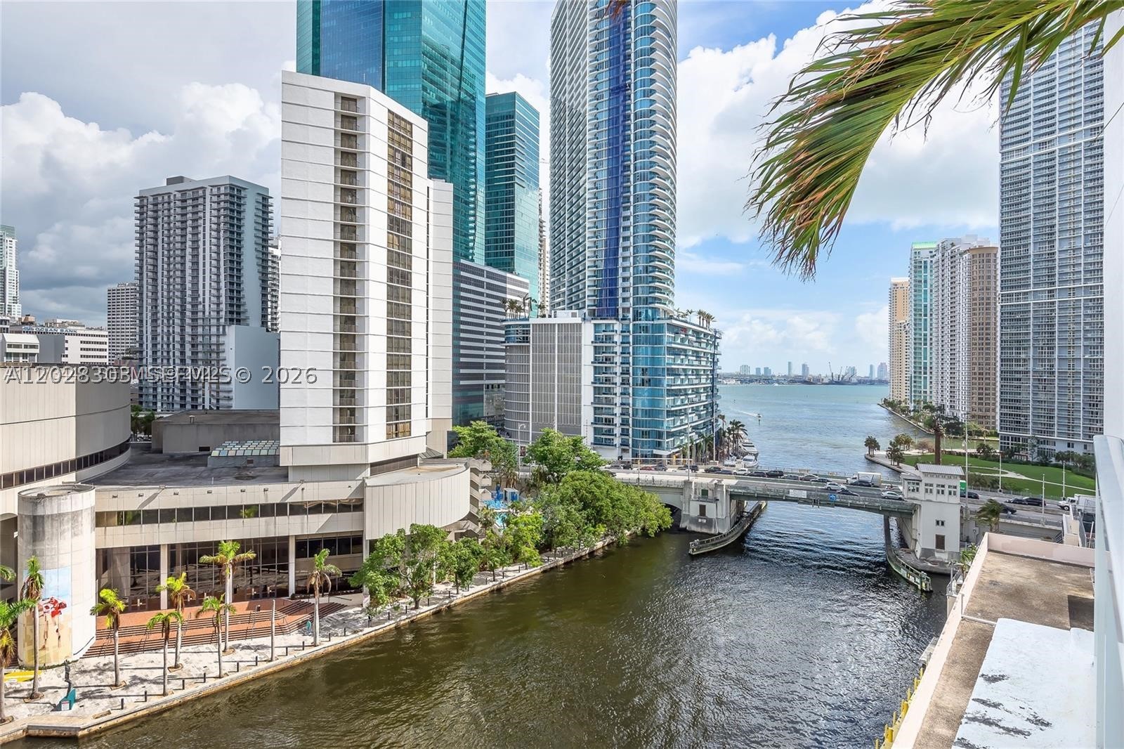 image Brickell on the River North37