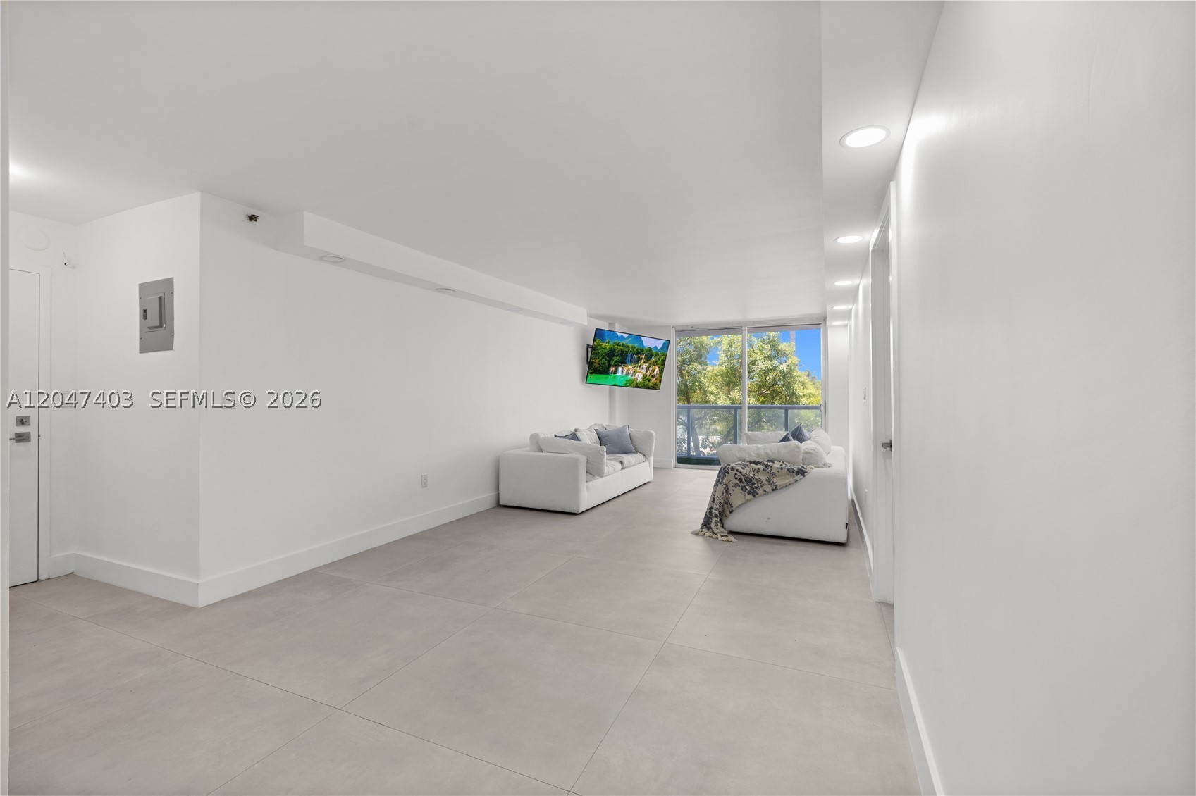 2457 Collins Ave #201