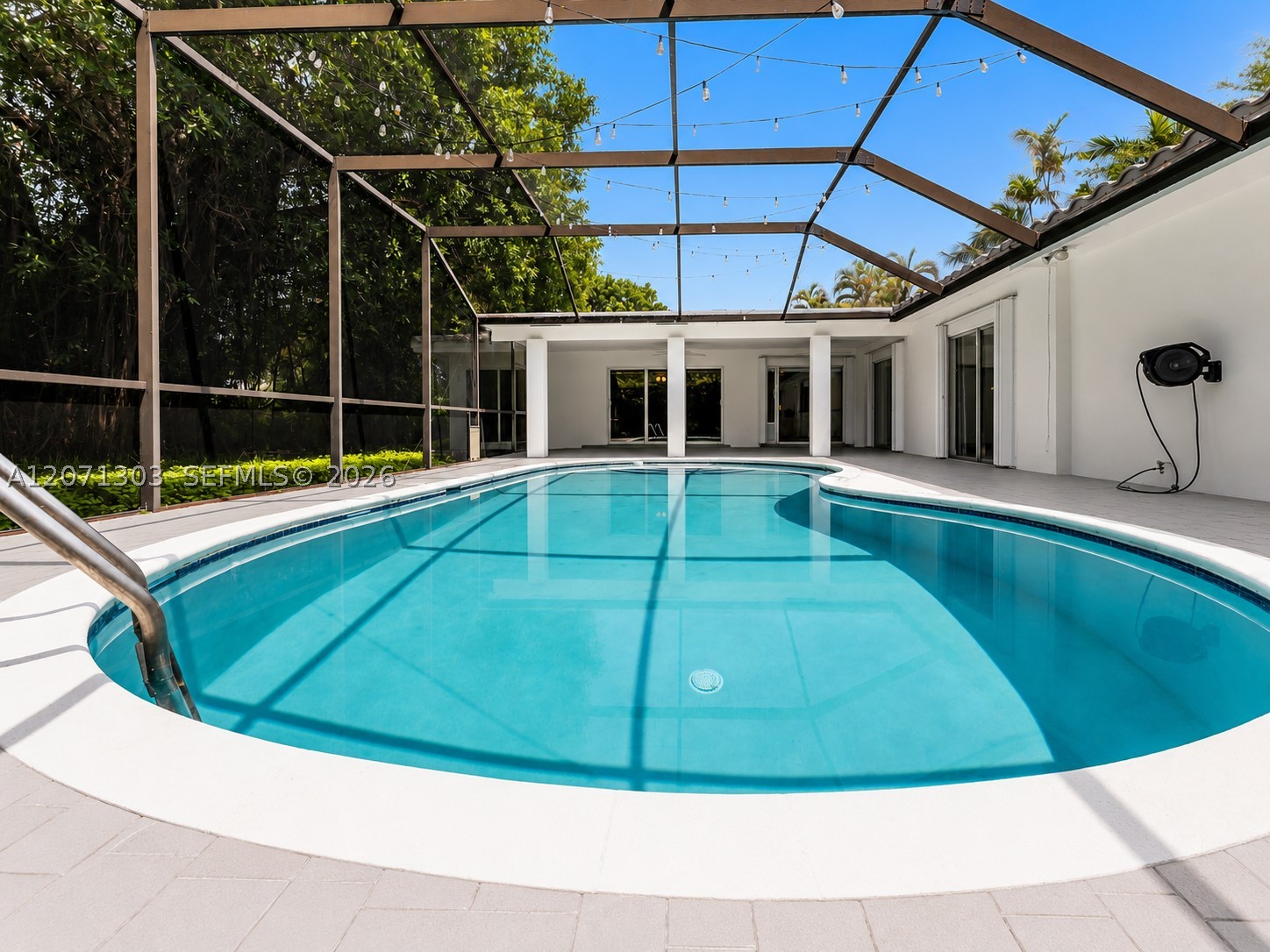 11890 SW 72nd Pl Pinecrest, FL 33156