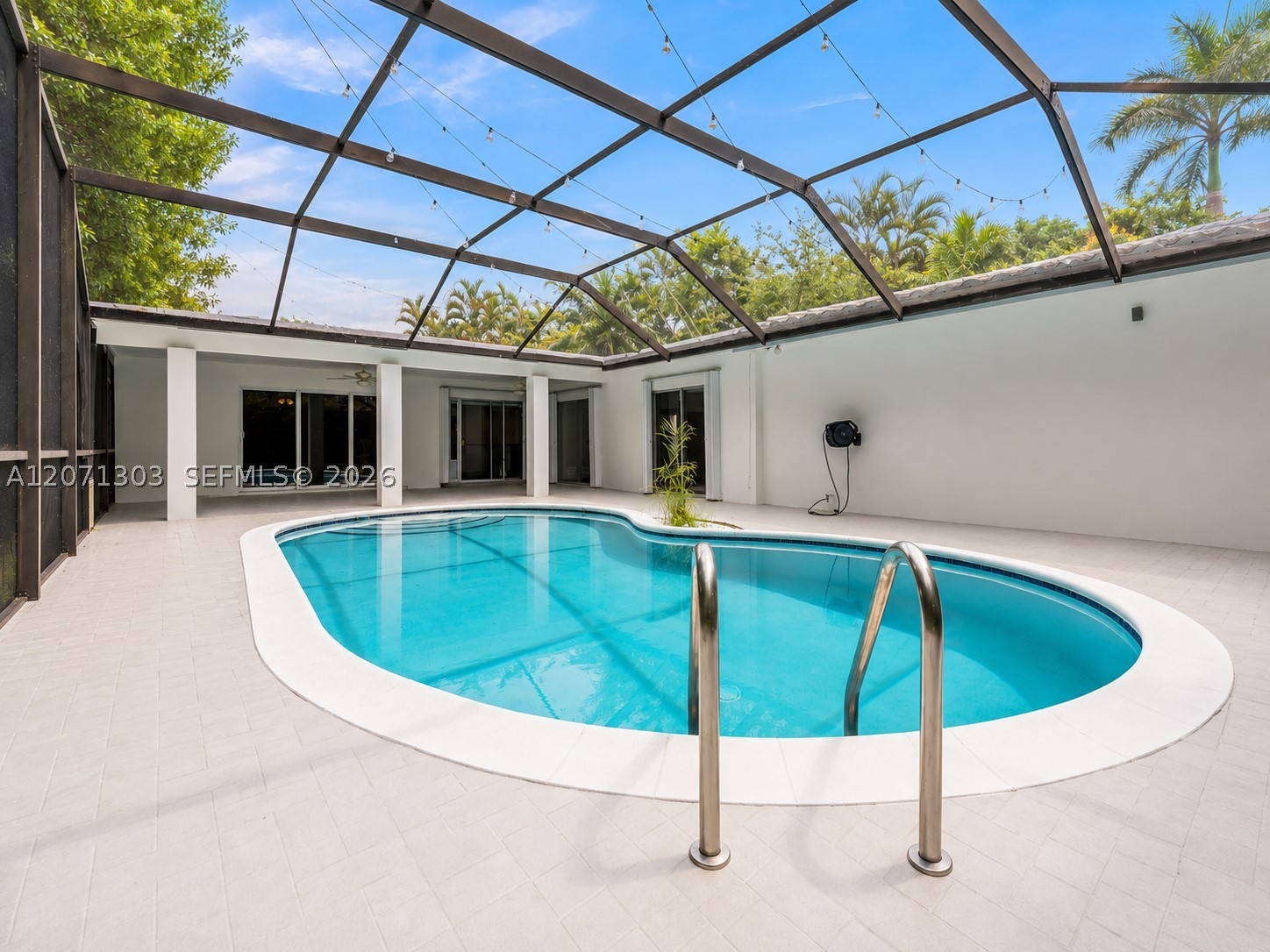 11890 SW 72nd Pl Pinecrest, FL 33156