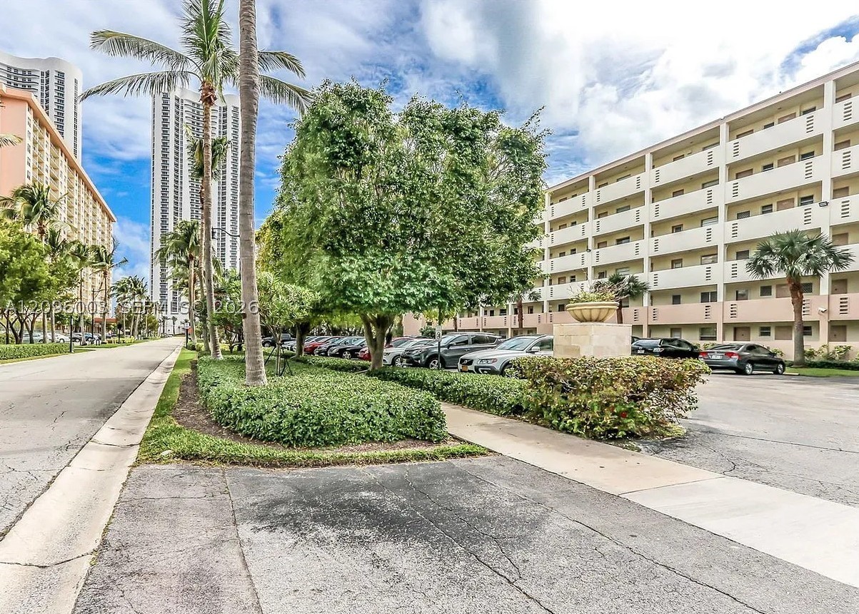 220 Kings Pt Dr #411
