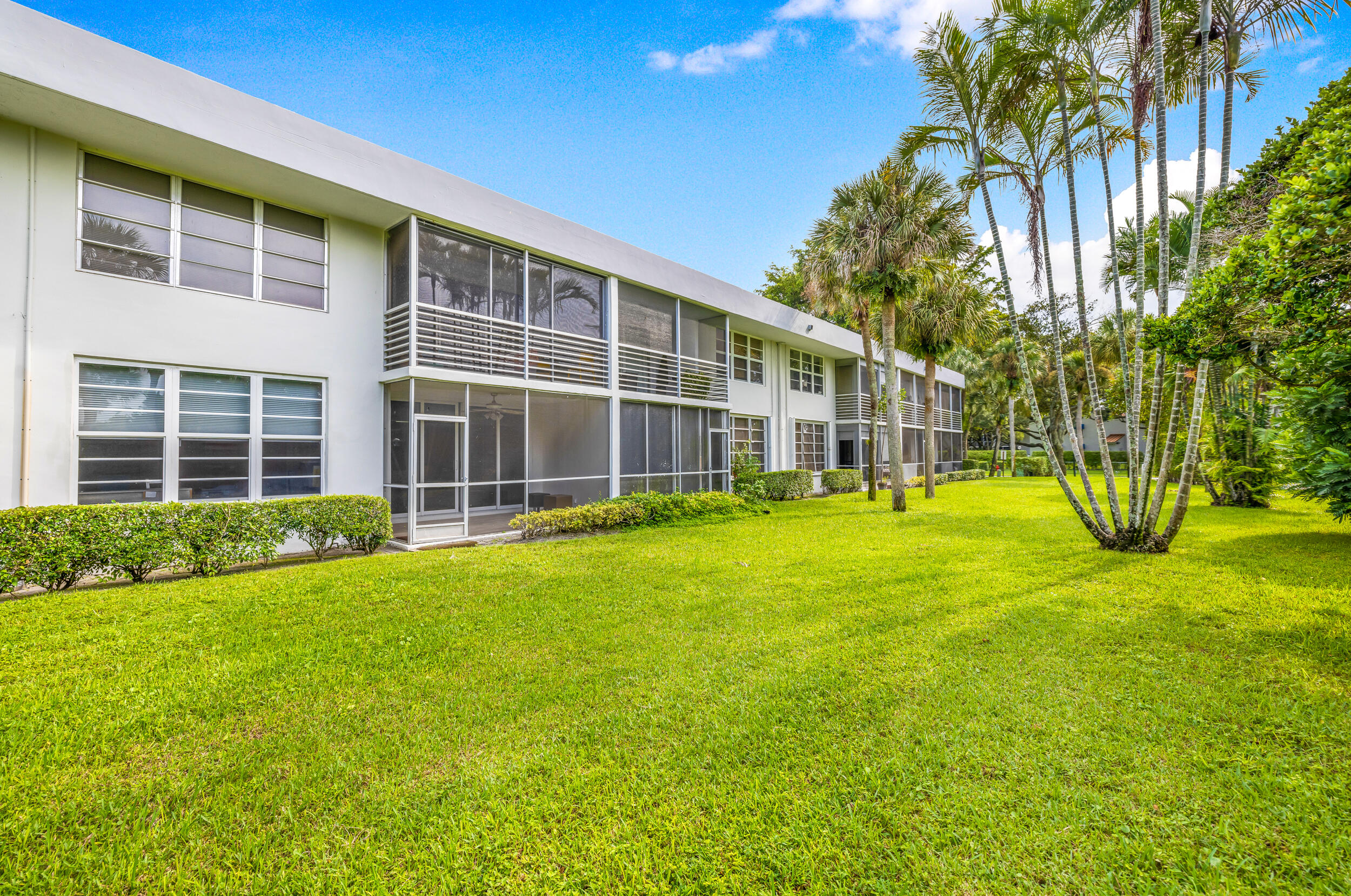 4200 Oaks #104