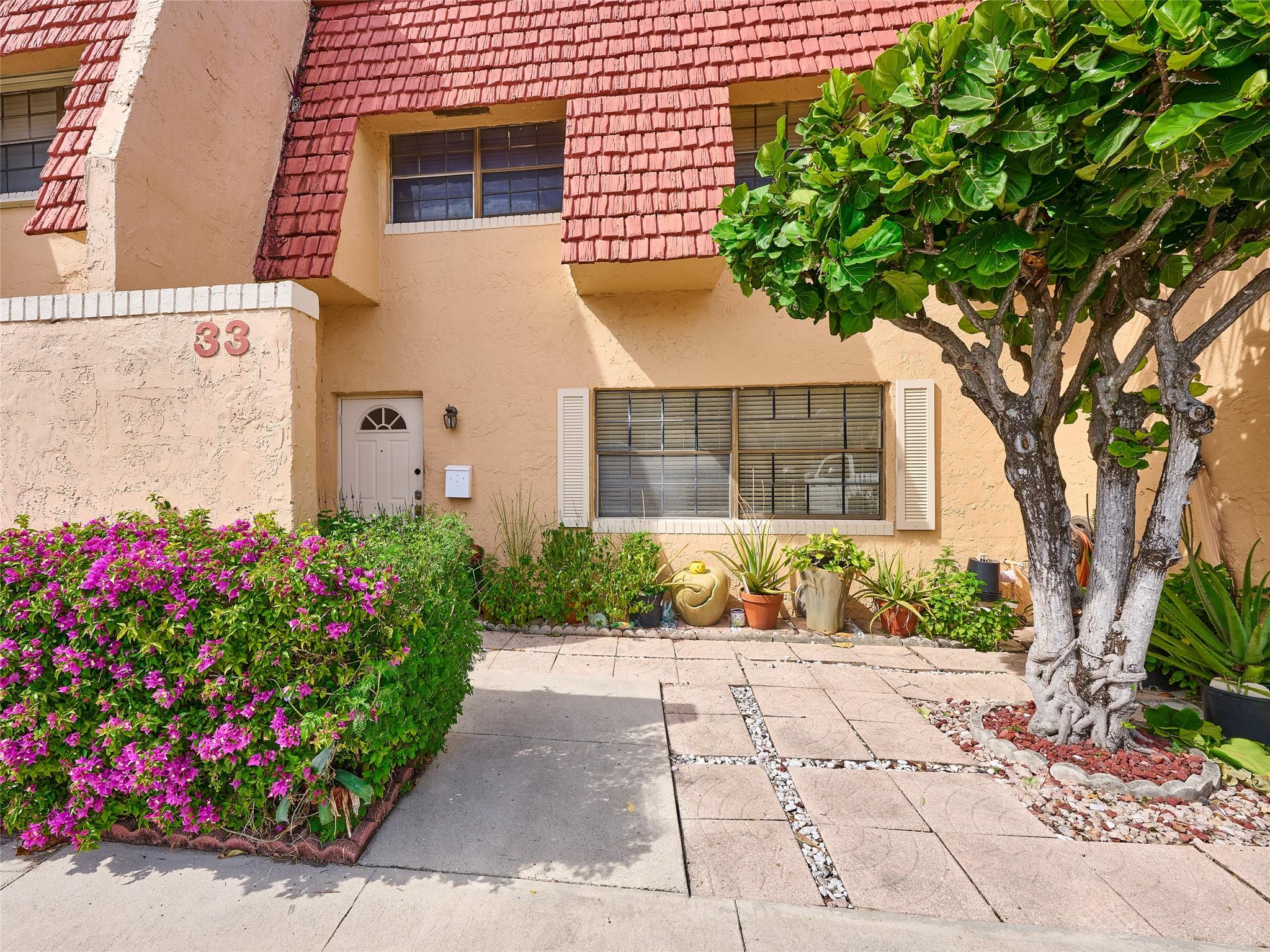 33 Spinning Wheel Ln #33,Tamarac, FL 33319