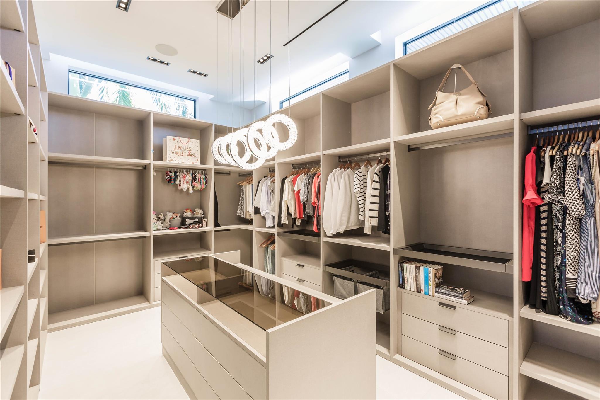 725 Poinciana Dr Fort Lauderdale, FL 33301 725 Poinciana Dr Fort Lauderdale, FL 33301