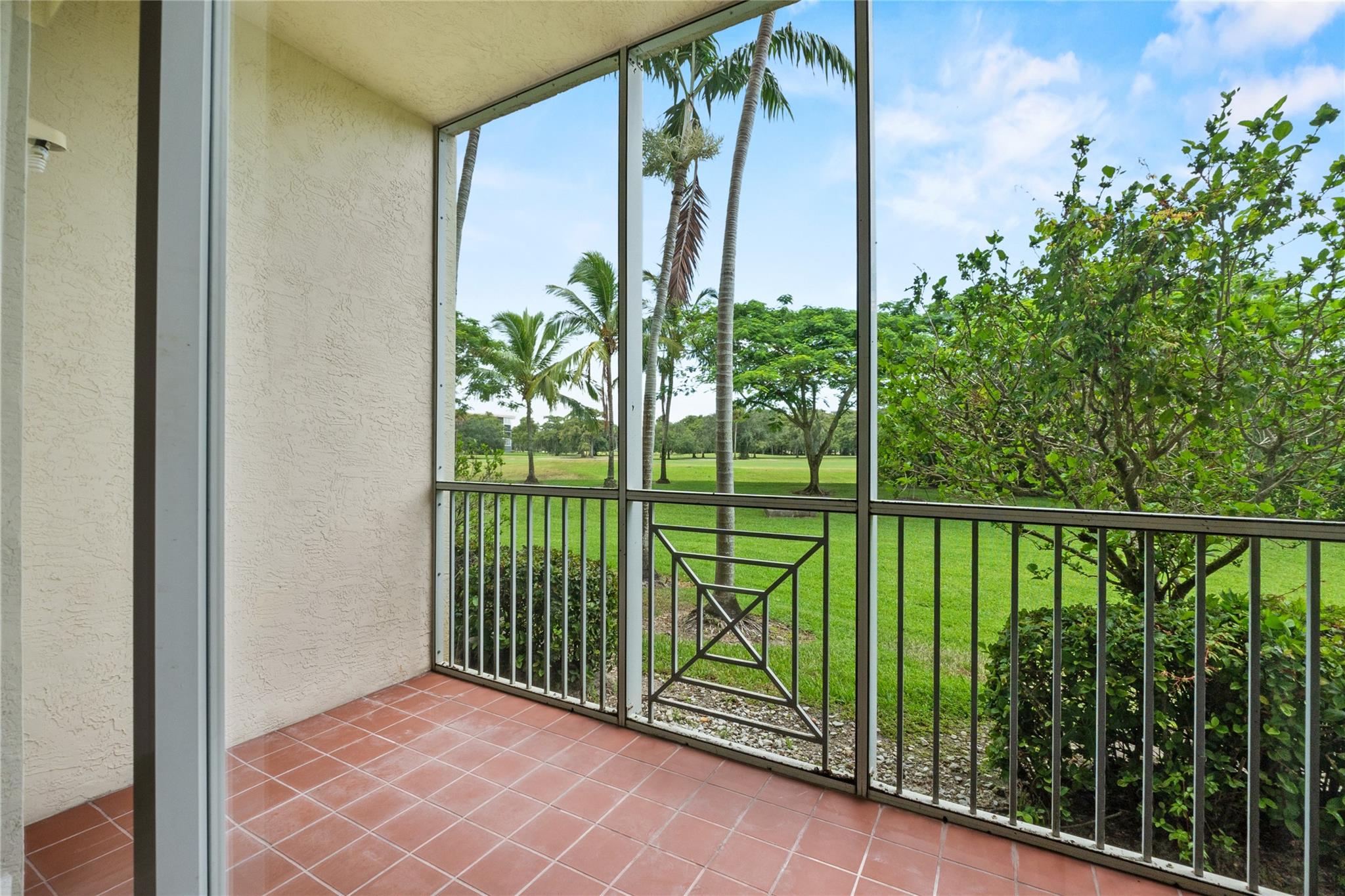 3500 Oaks Clubhouse Dr #109