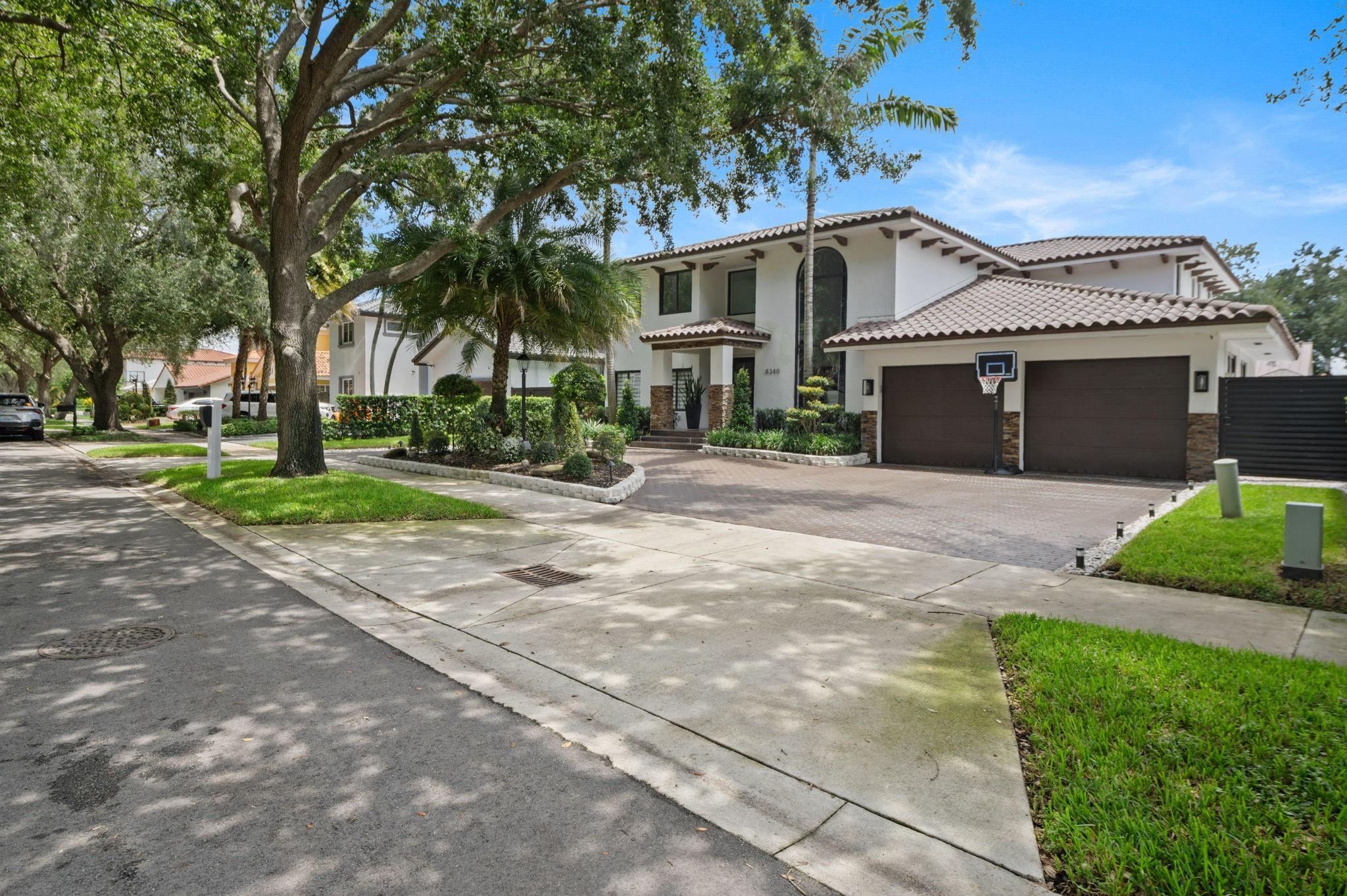 8340 NW 167th Ter Miami Lakes, FL 33016