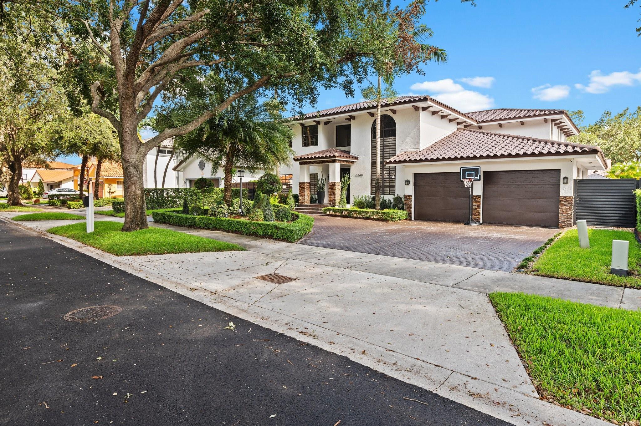 8340 NW 167th Ter Miami Lakes, FL 33016