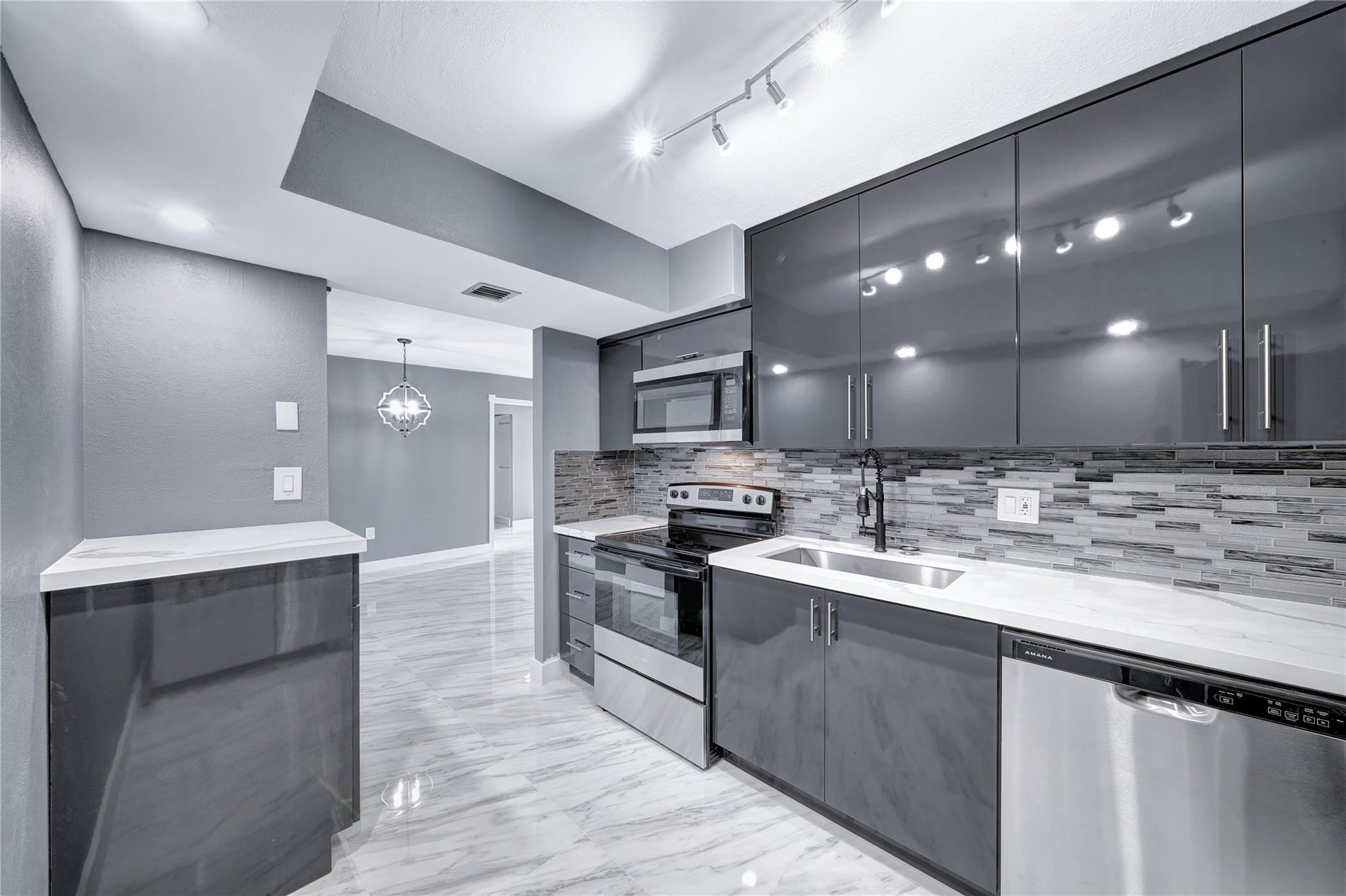 1100 Saint Charles #708