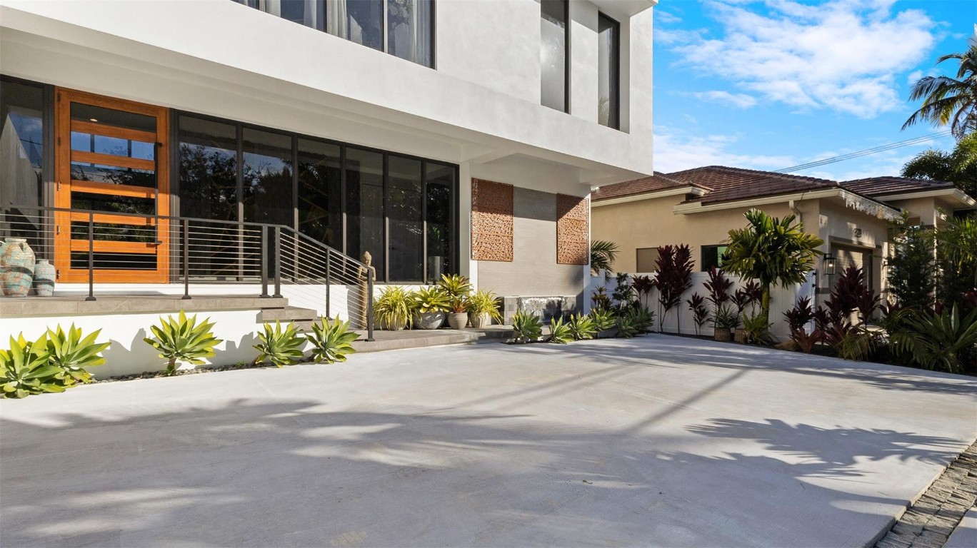 823 Ponce De Leon Fort Lauderdale, FL 33316