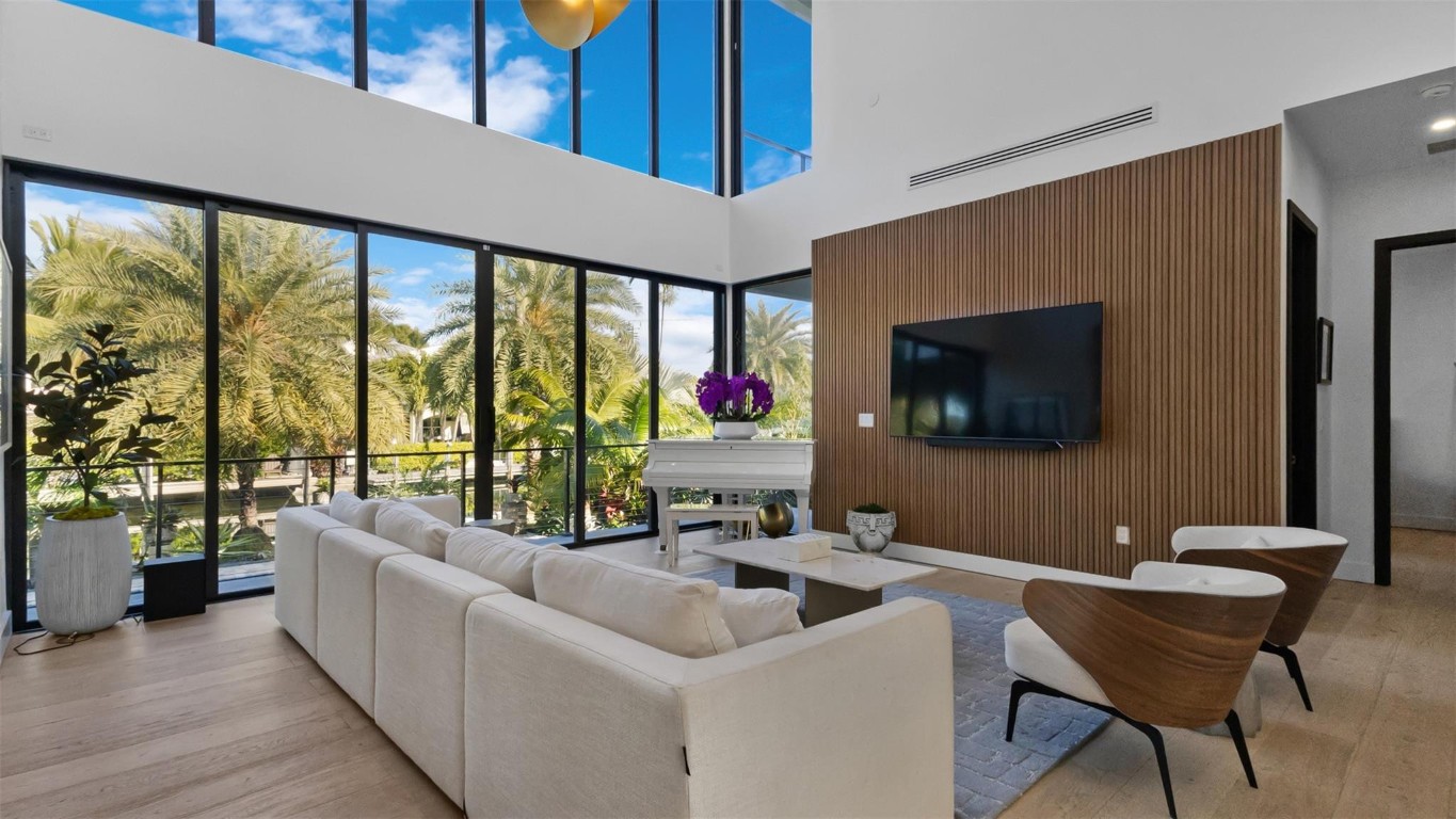 823 Ponce De Leon Fort Lauderdale, FL 33316