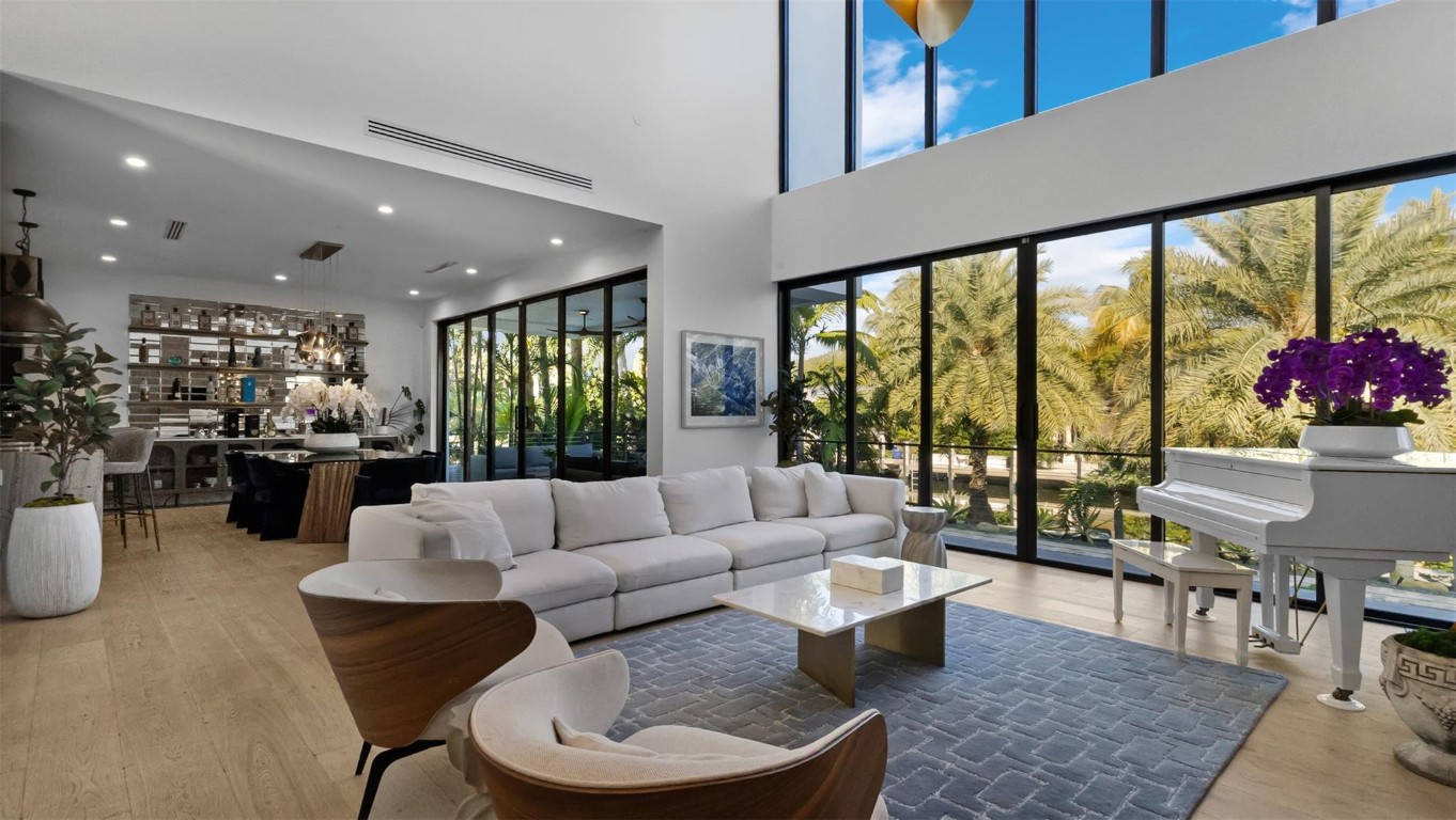 823 Ponce De Leon Fort Lauderdale, FL 33316