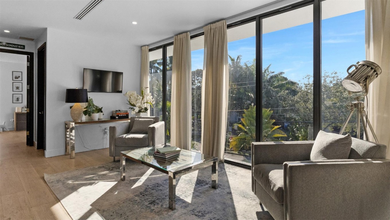 823 Ponce De Leon Fort Lauderdale, FL 33316