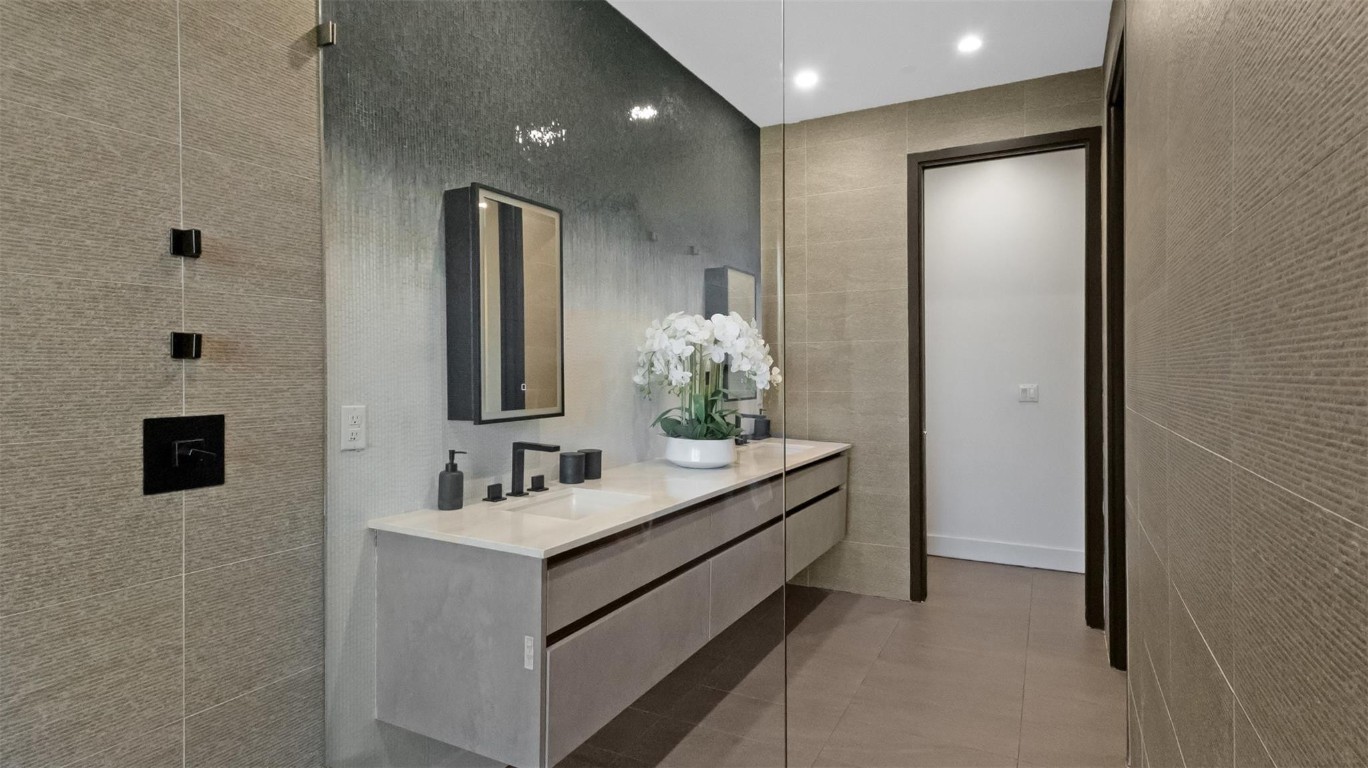 823 Ponce De Leon Fort Lauderdale, FL 33316