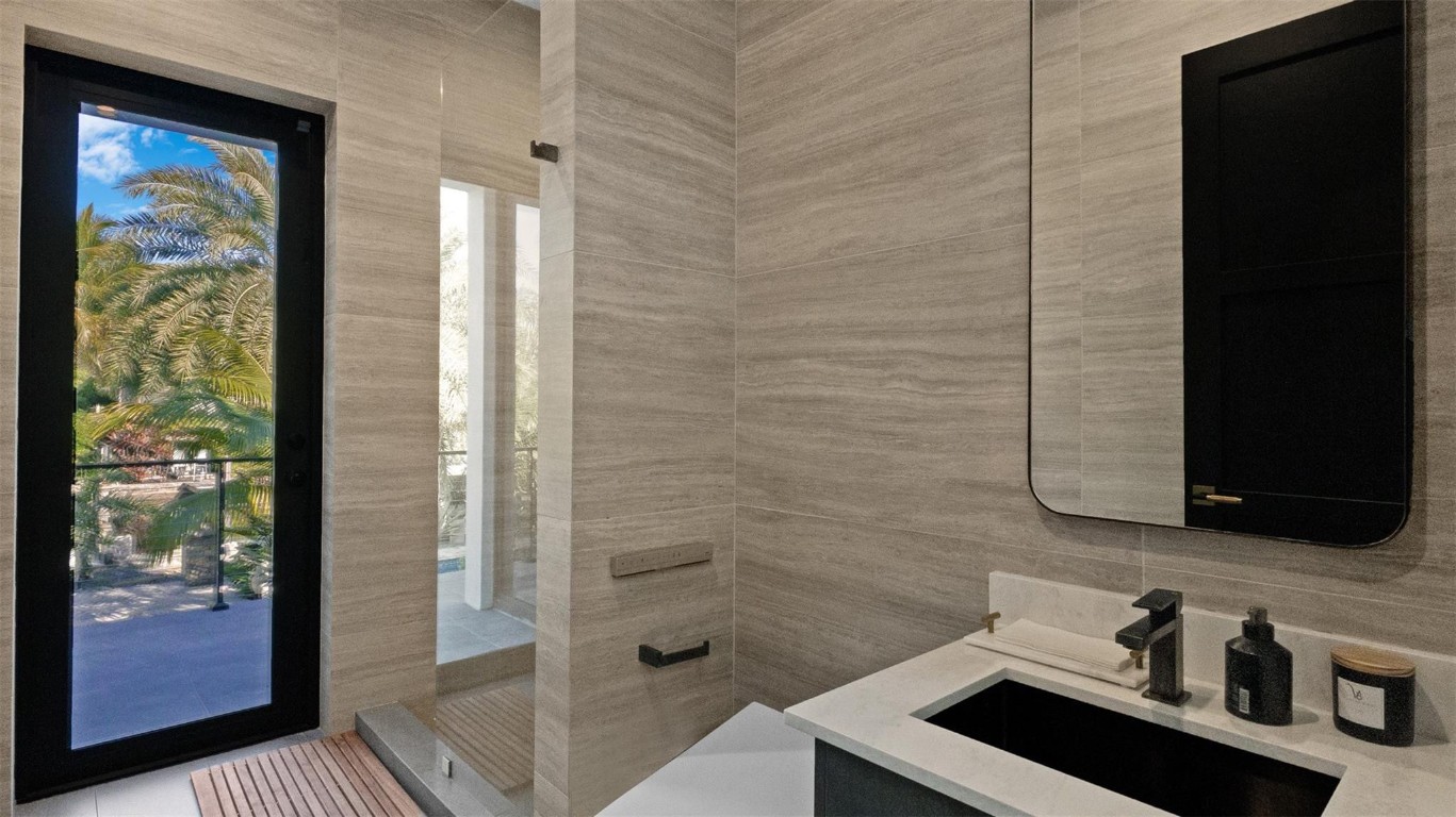 823 Ponce De Leon Fort Lauderdale, FL 33316