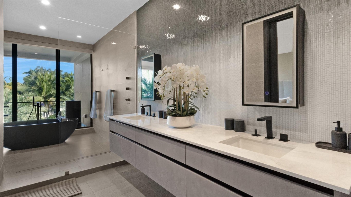 823 Ponce De Leon Fort Lauderdale, FL 33316