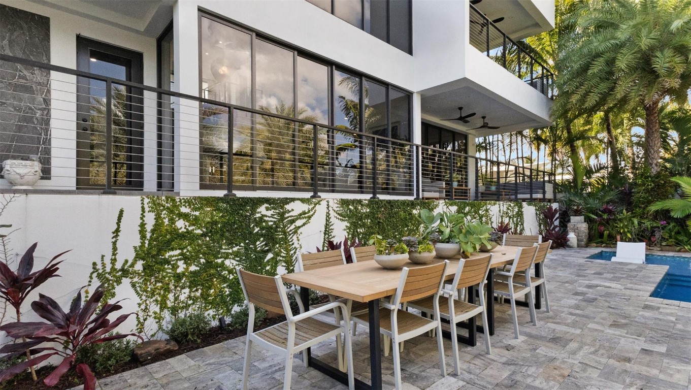 823 Ponce De Leon Fort Lauderdale, FL 33316