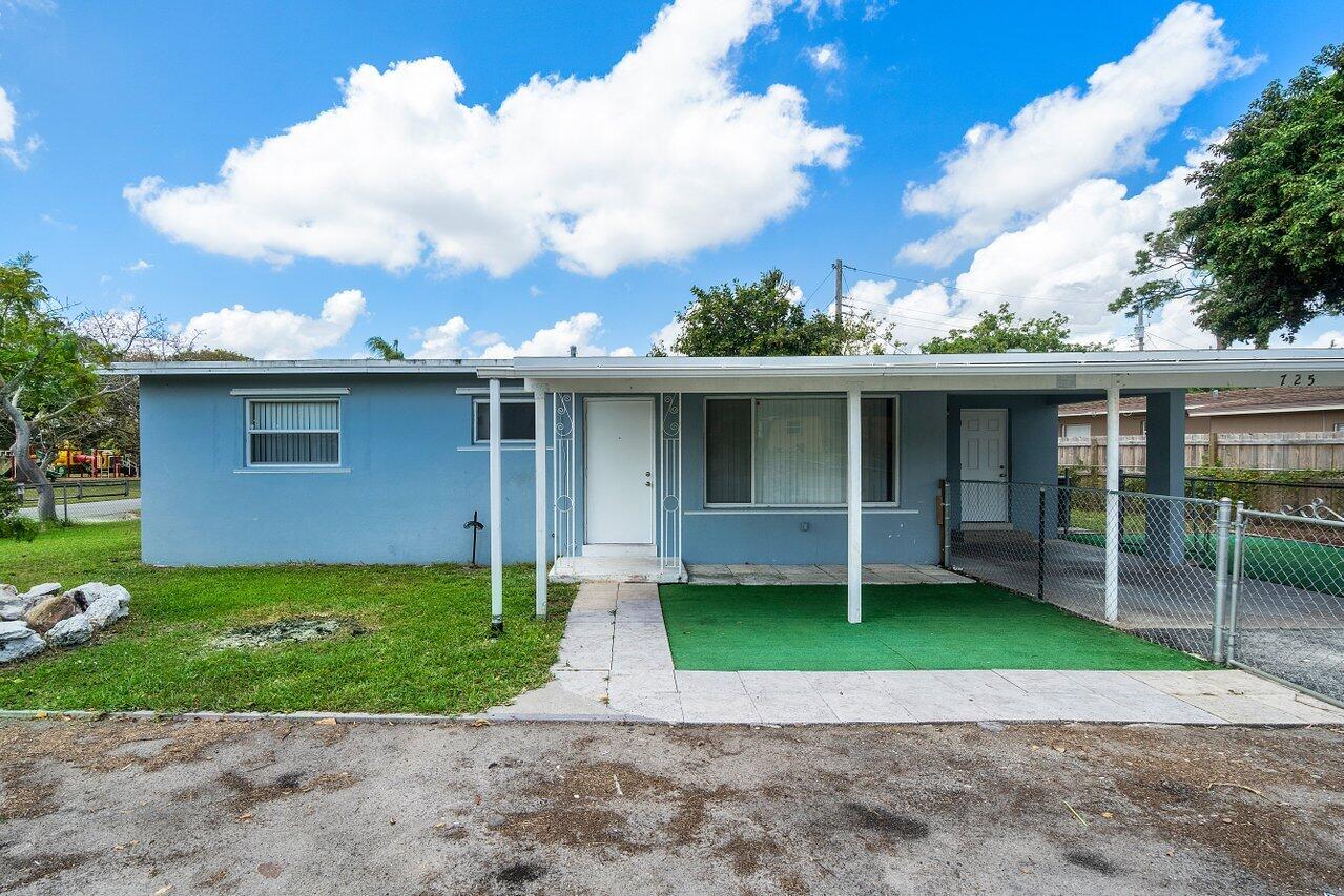725 Caroline Ave