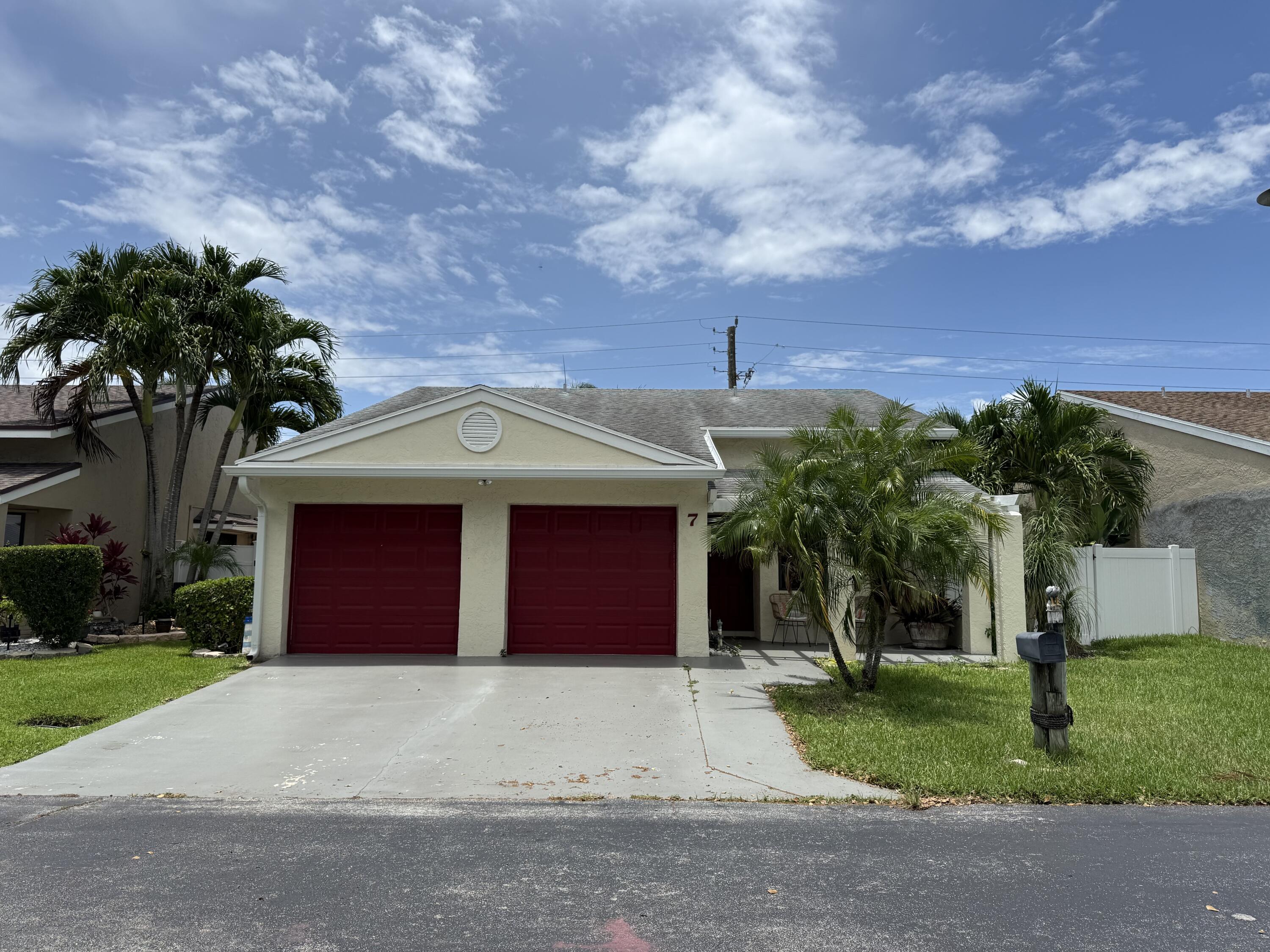 7 Hawthorne Ln