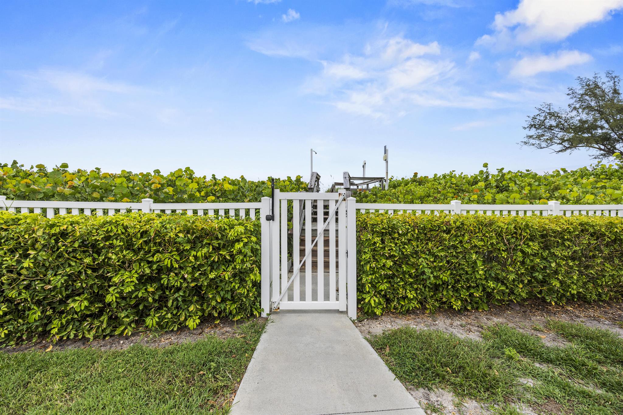 77 N Beach Rd Jupiter Island, FL 33455
