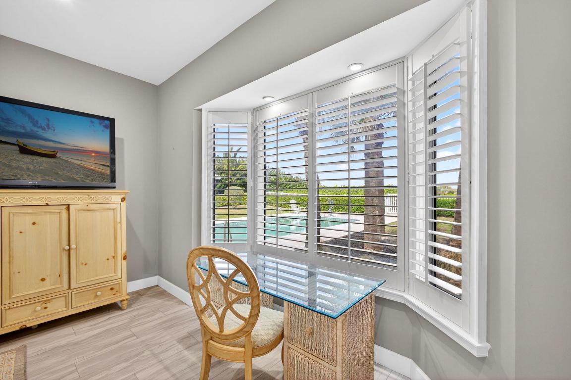 77 N Beach Jupiter Island, FL 33455