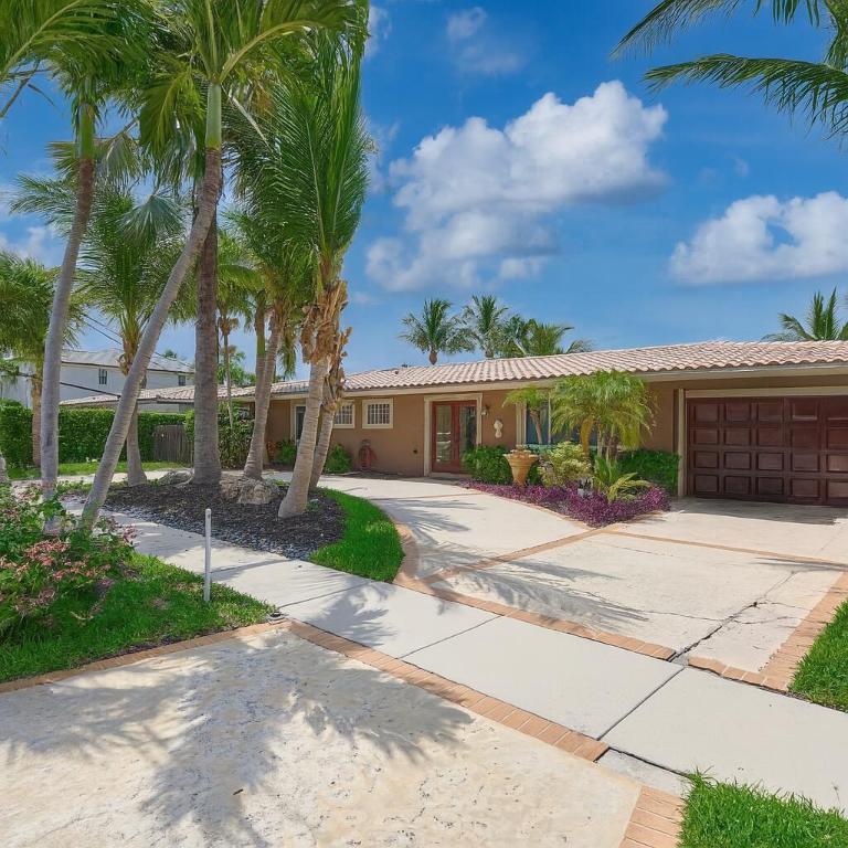 2810 NE 48th Lighthouse Point, FL 33064