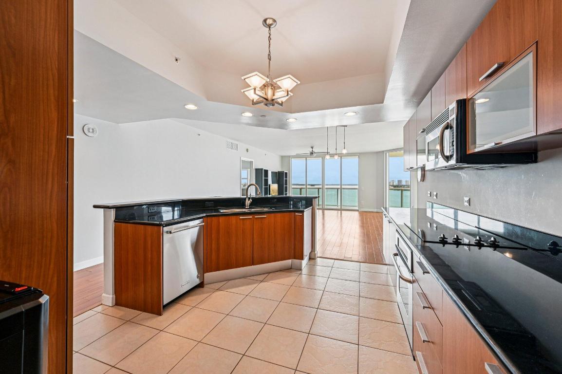 2650 Lake Shr #1006 Riviera Beach, FL 33404