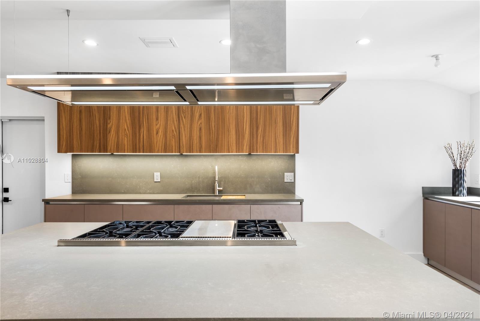 3125 Pine Tree Dr Miami Beach, FL 33140