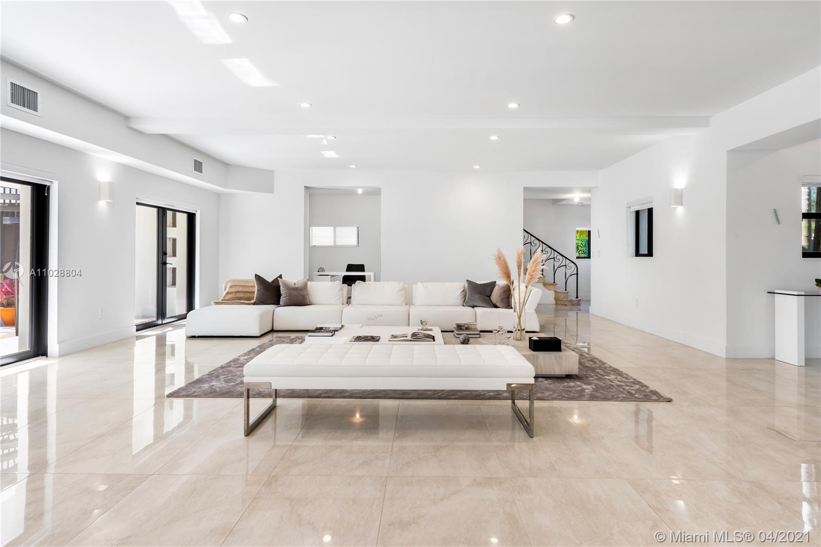 3125 Pine Tree Dr Miami Beach, FL 33140