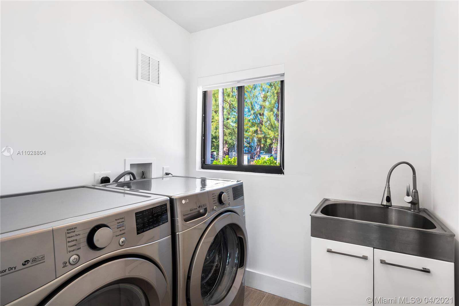 3125 Pine Tree Dr Miami Beach, FL 33140