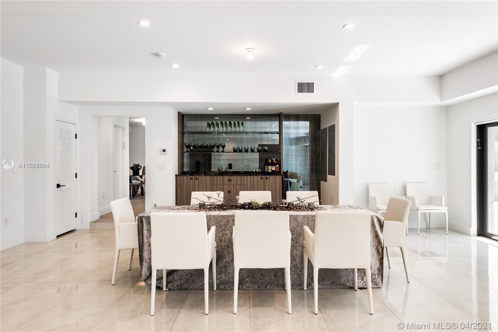 3125 Pine Tree Dr Miami Beach, FL 33140