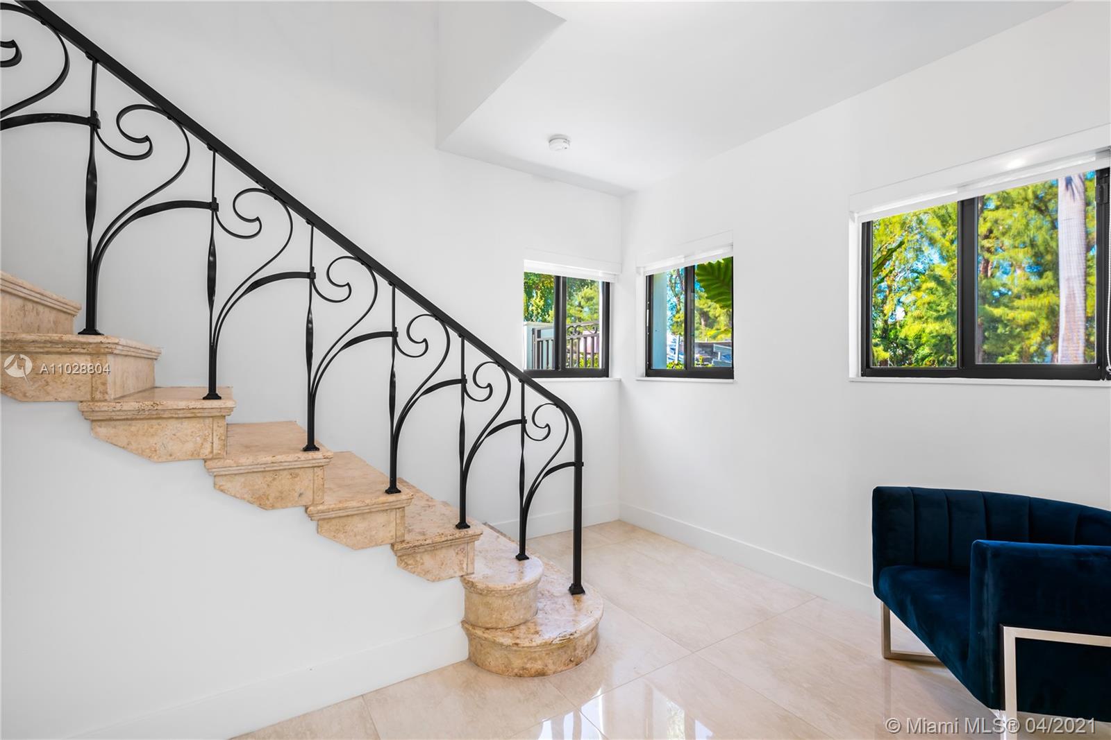 3125 Pine Tree Dr Miami Beach, FL 33140