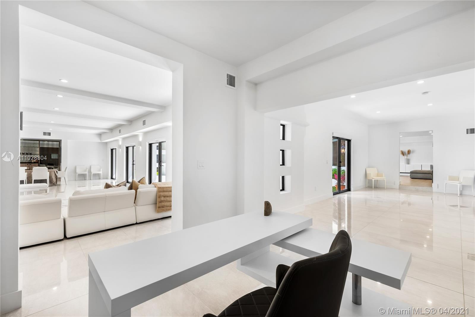 3125 Pine Tree Dr Miami Beach, FL 33140