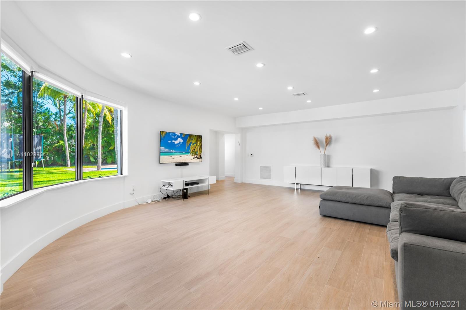 3125 Pine Tree Dr Miami Beach, FL 33140