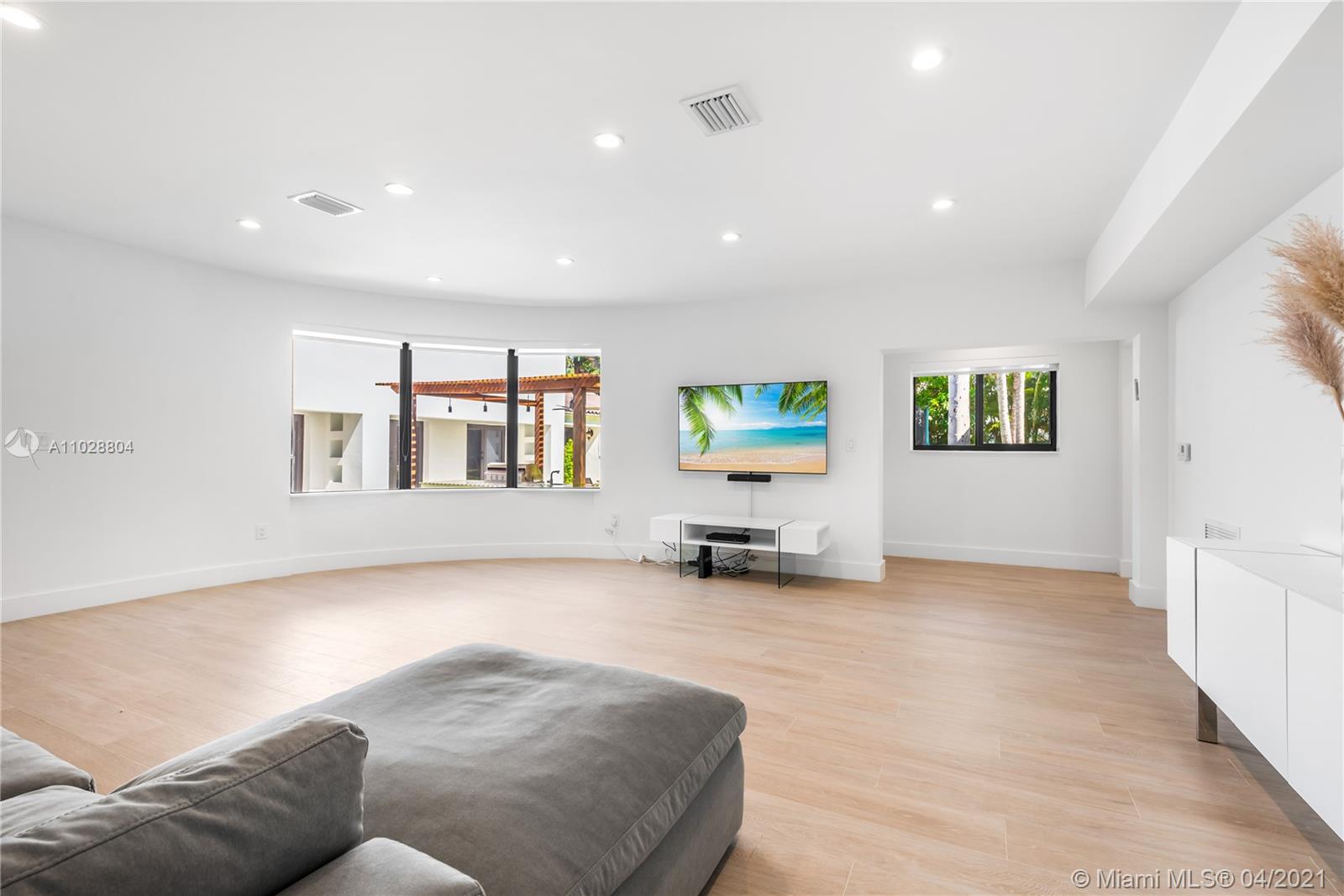 3125 Pine Tree Dr Miami Beach, FL 33140