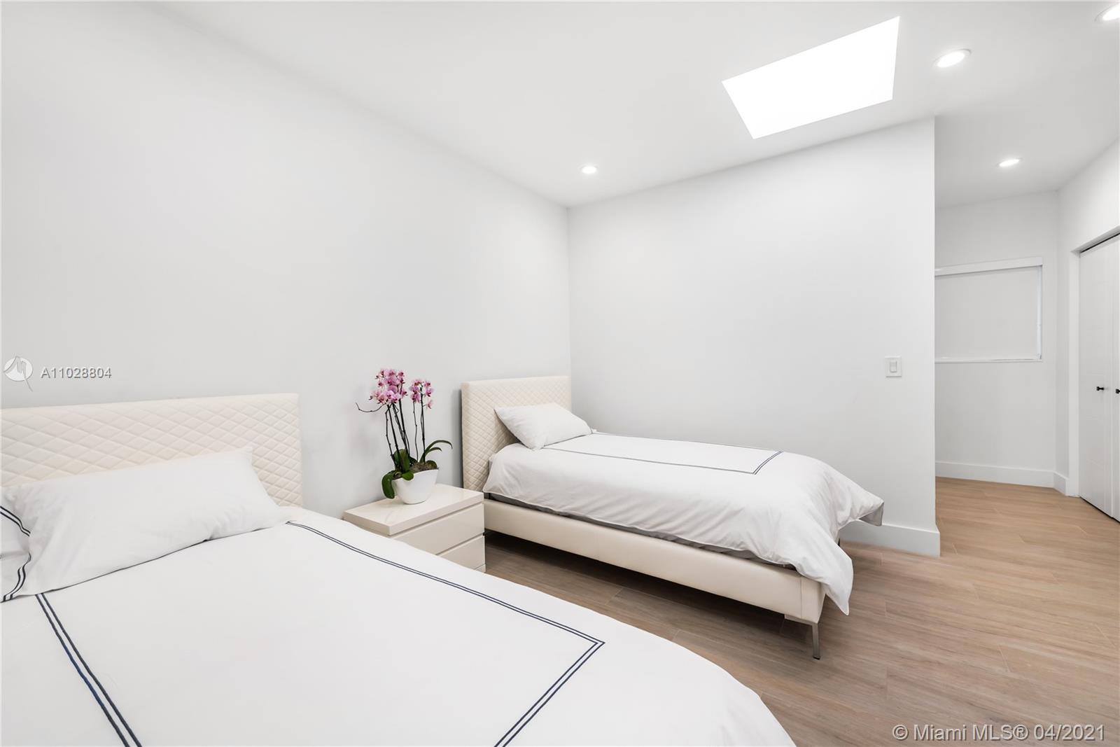 3125 Pine Tree Dr Miami Beach, FL 33140