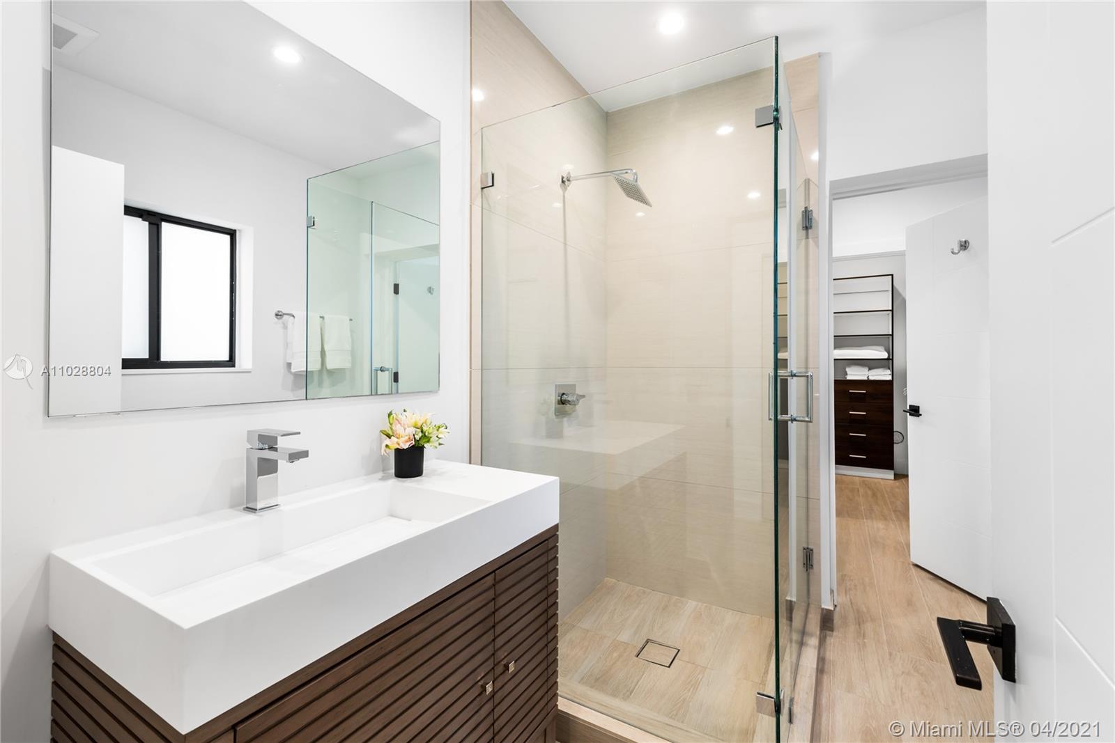 3125 Pine Tree Dr Miami Beach, FL 33140