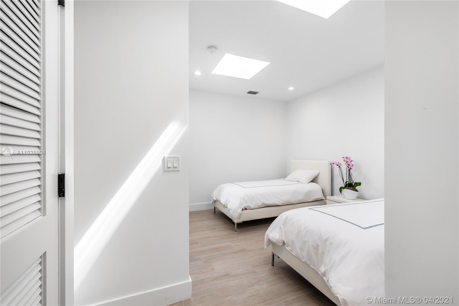 3125 Pine Tree Dr Miami Beach, FL 33140