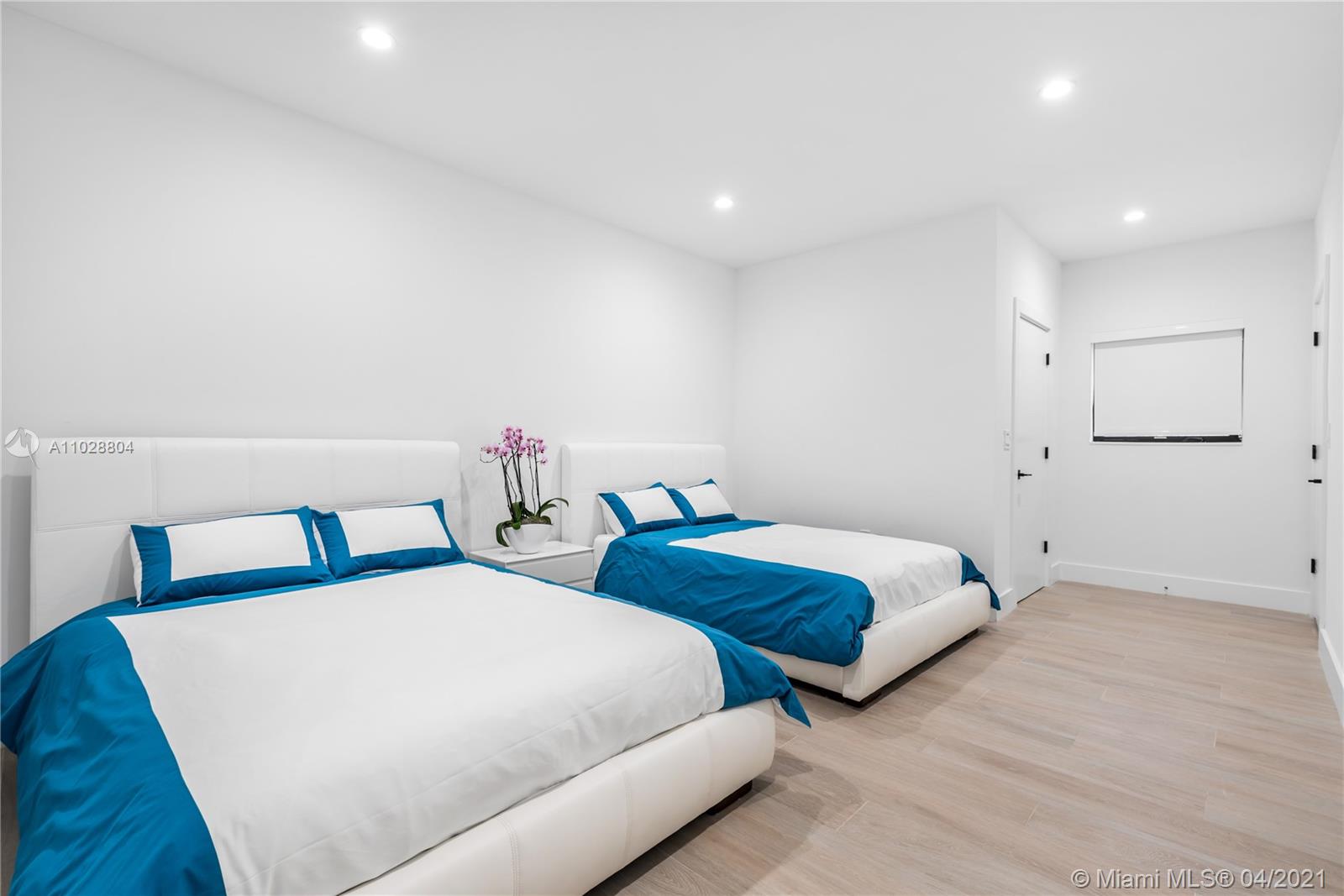 3125 Pine Tree Dr Miami Beach, FL 33140