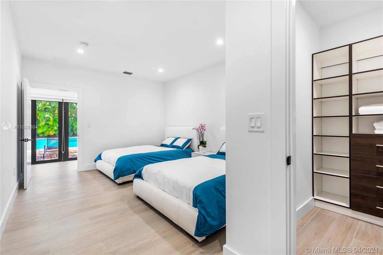 3125 Pine Tree Dr Miami Beach, FL 33140