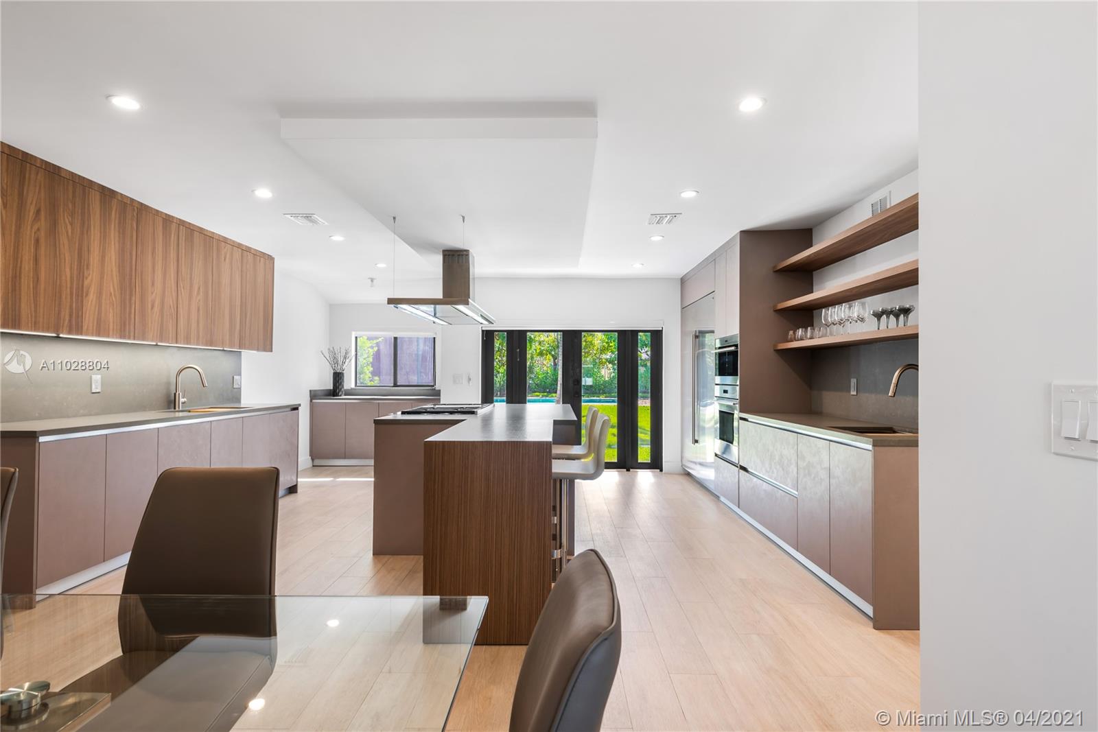 3125 Pine Tree Dr Miami Beach, FL 33140