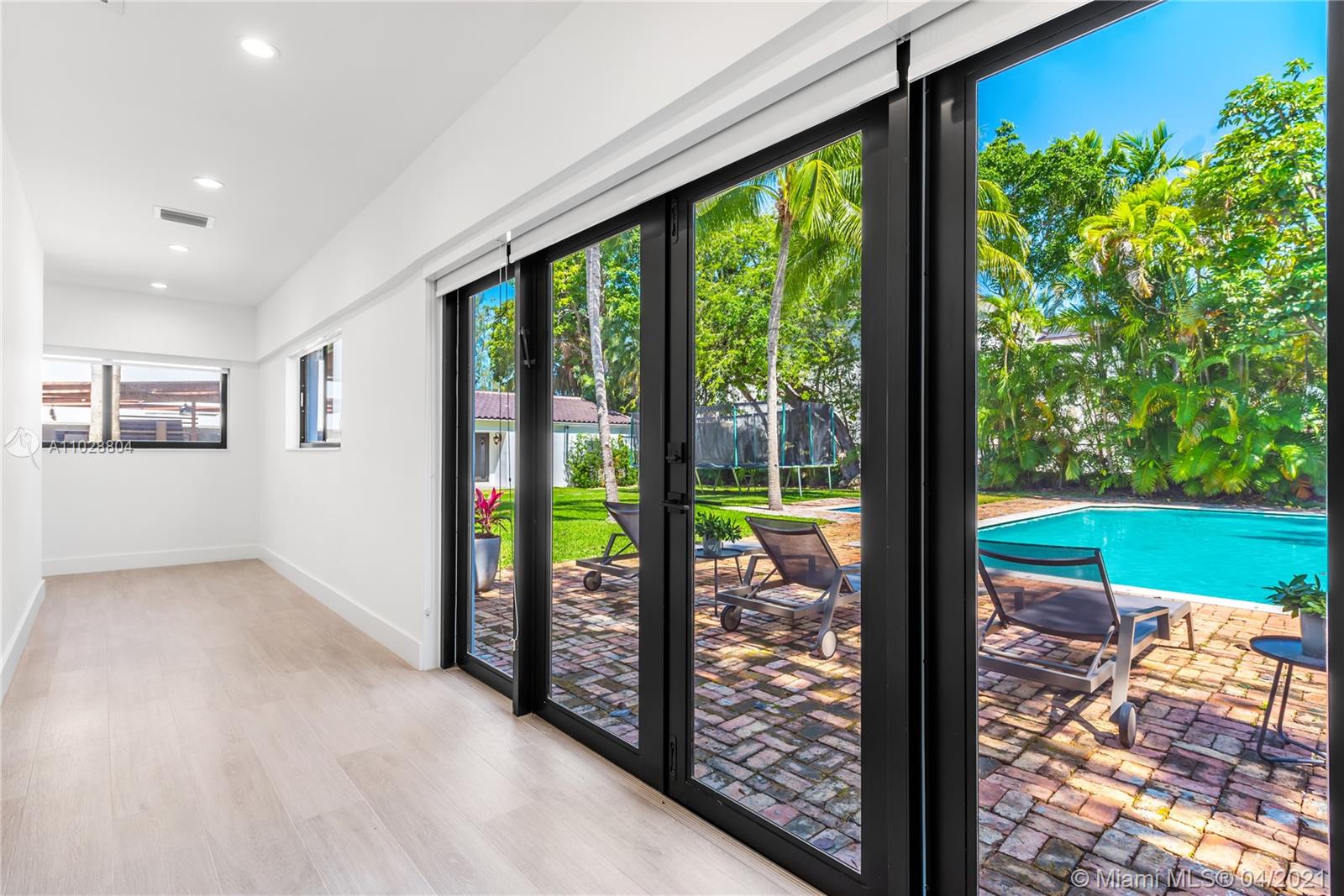 3125 Pine Tree Dr Miami Beach, FL 33140