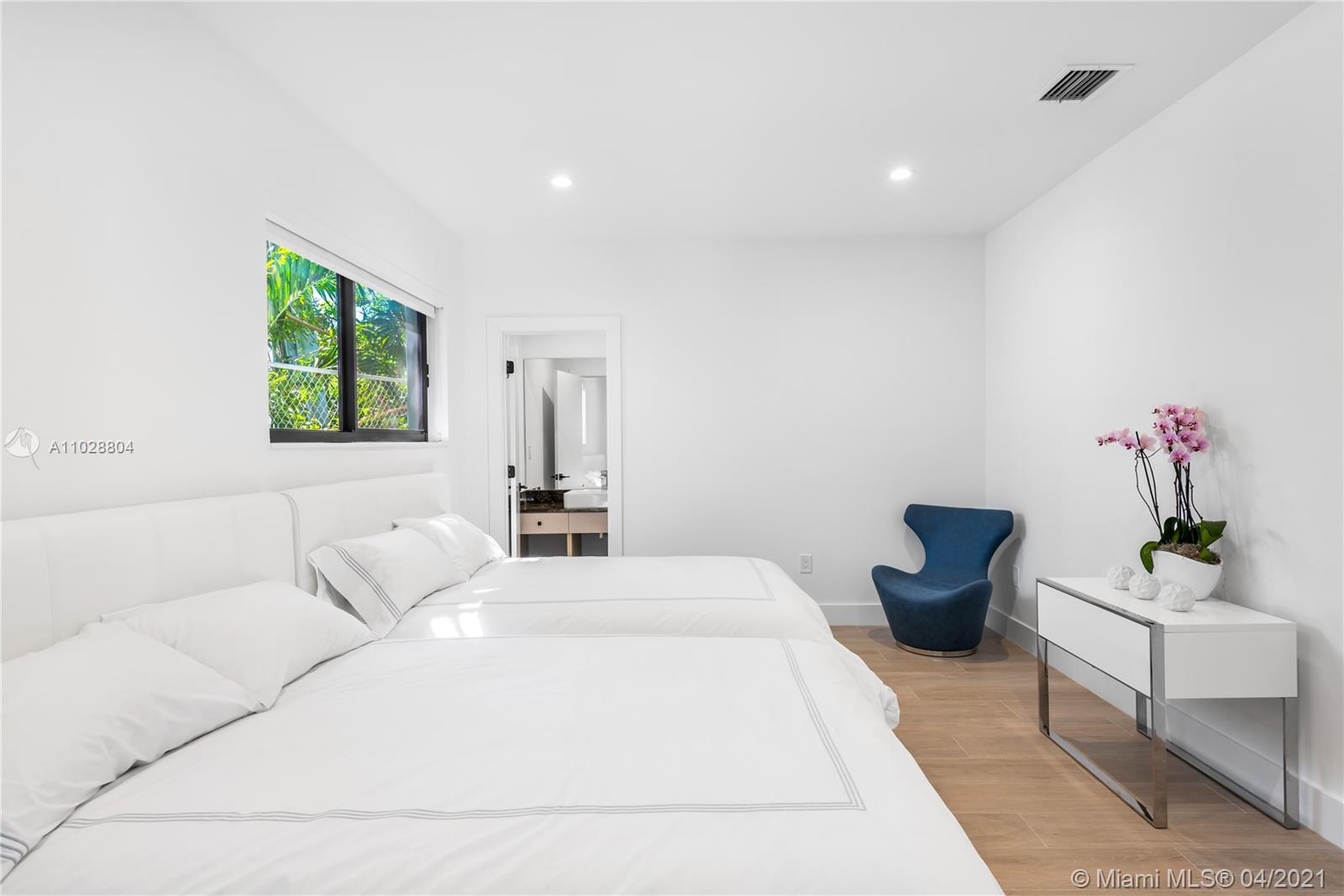 3125 Pine Tree Dr Miami Beach, FL 33140