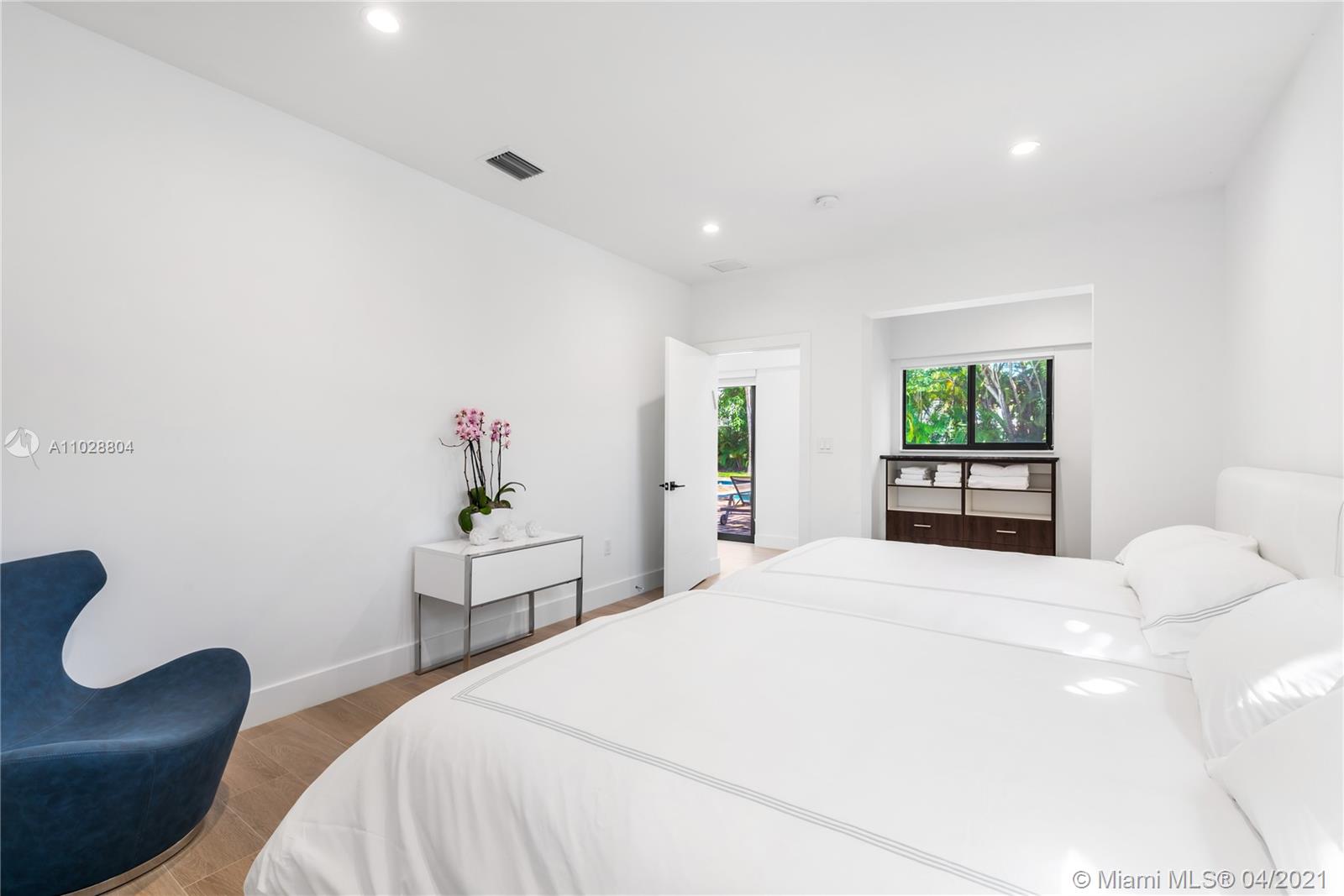 3125 Pine Tree Dr Miami Beach, FL 33140