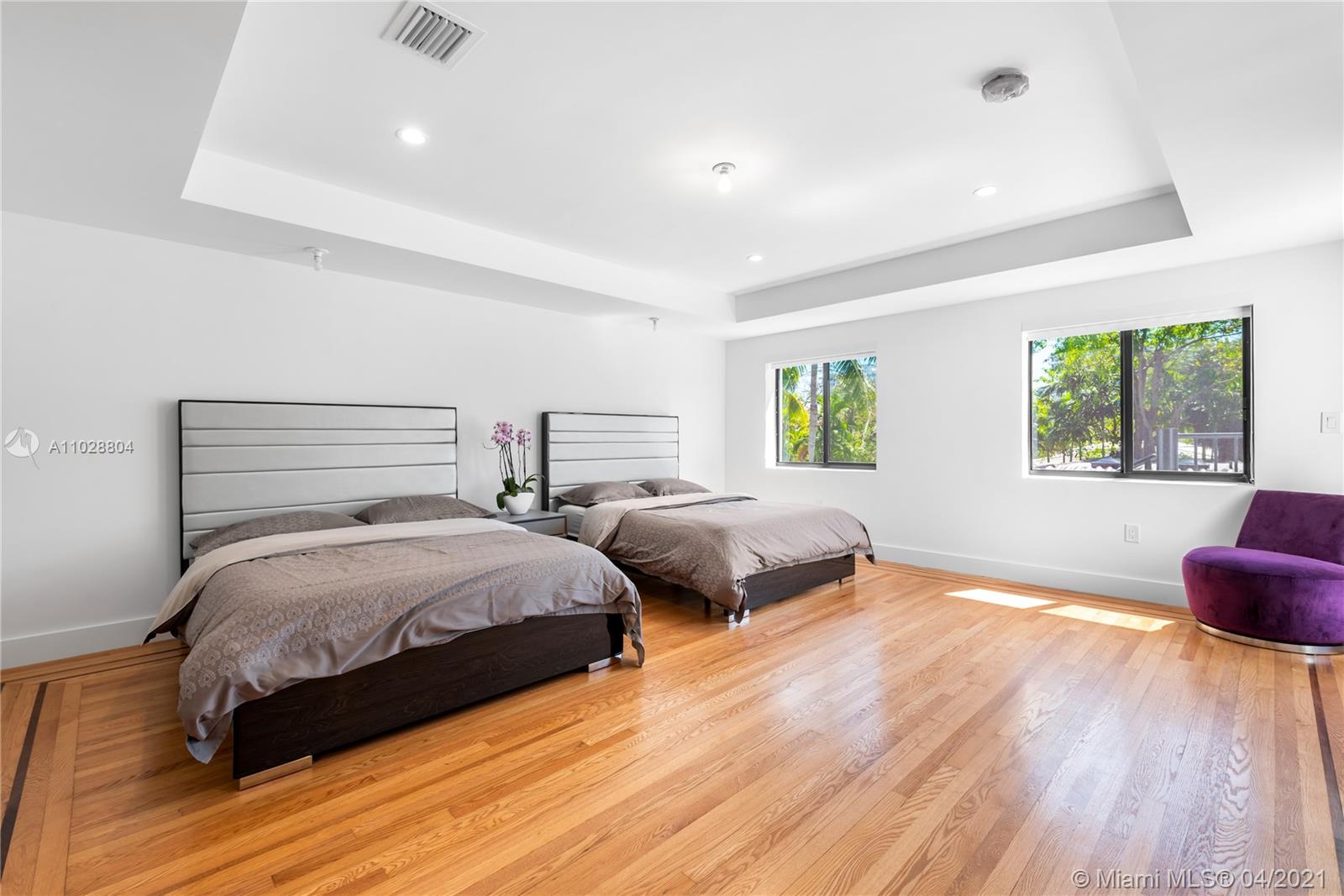 3125 Pine Tree Dr Miami Beach, FL 33140