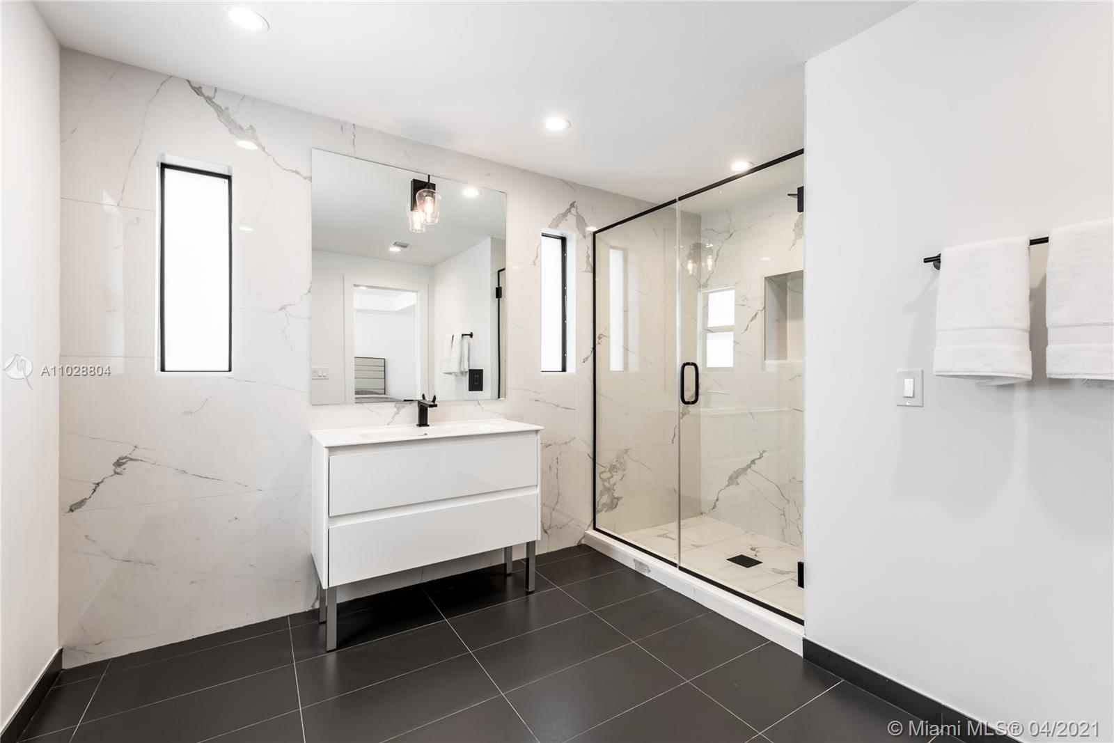 3125 Pine Tree Dr Miami Beach, FL 33140