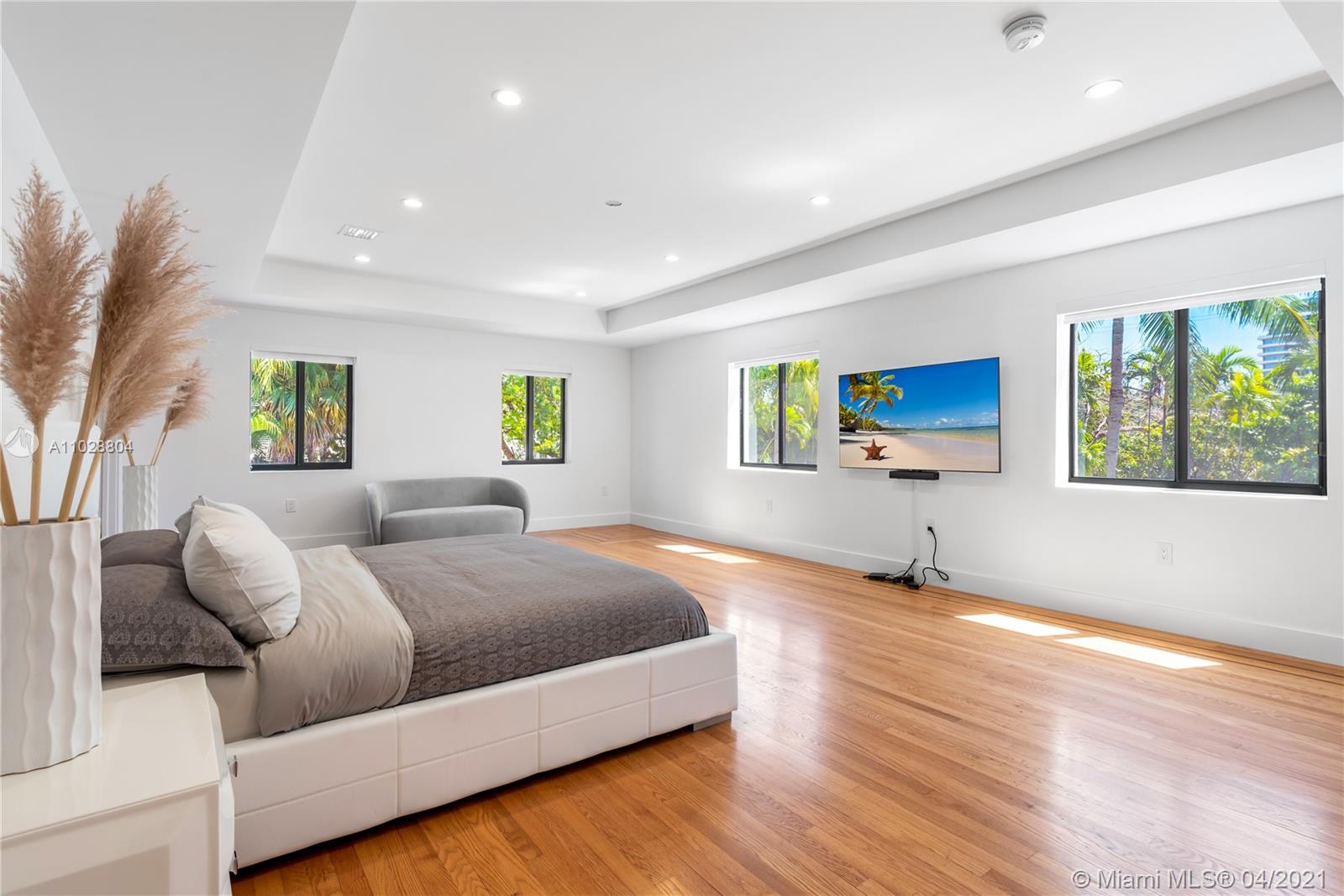 3125 Pine Tree Dr Miami Beach, FL 33140