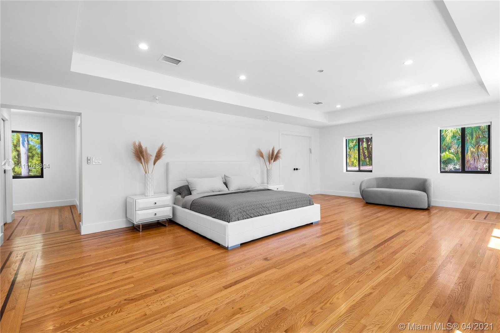 3125 Pine Tree Dr Miami Beach, FL 33140