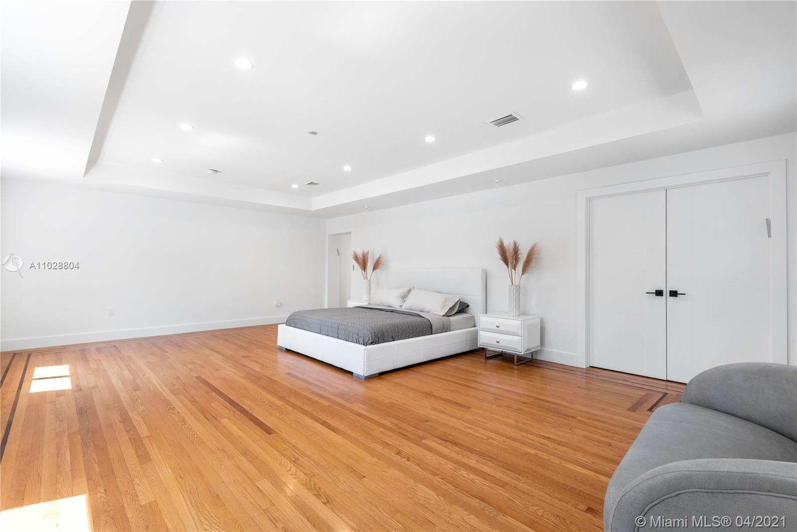 3125 Pine Tree Dr Miami Beach, FL 33140